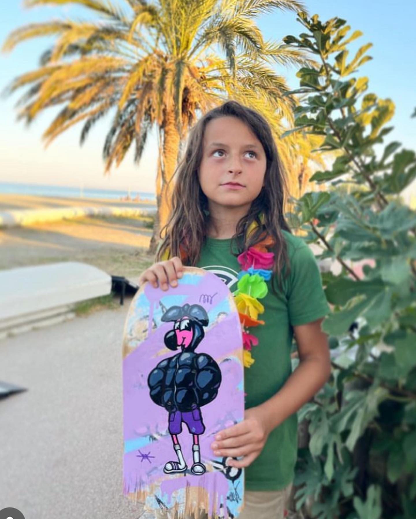 Lauréat 2025 de l'Aloha Skate Cup avec sa planche peinte par Hugo W2CJ, en bord de mer