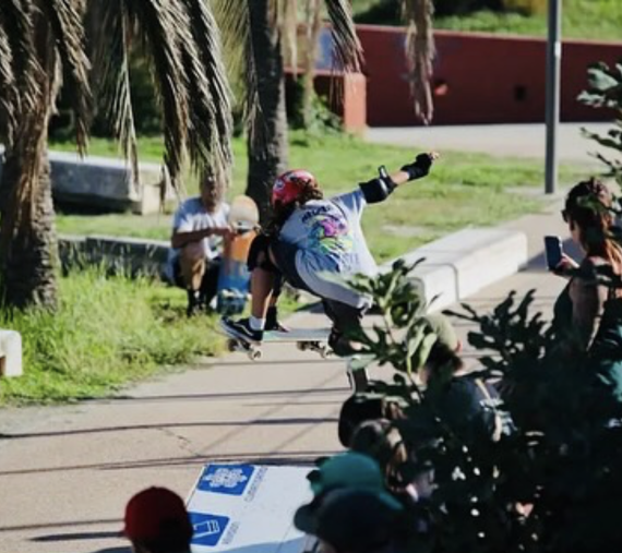 Passage de skate en extérieur pendant la compétition, sous les palmiers