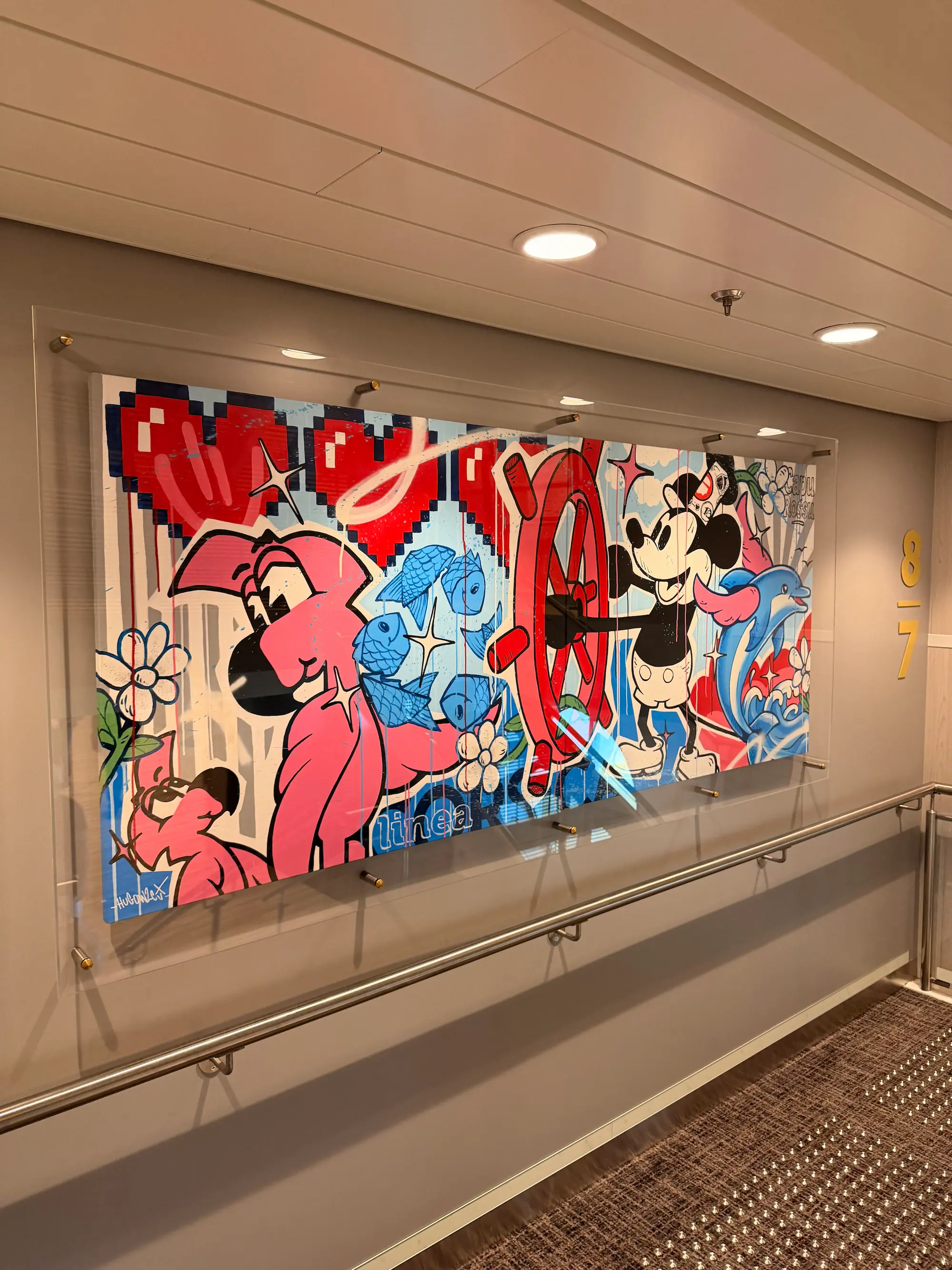 La toile de Hugo W2CJ pour Corsica Linea, montée sous plexiglas sur un palier du Capu Rossu : Roger le Flamant Rose, cœurs en pixels, barre de navire et Mickey