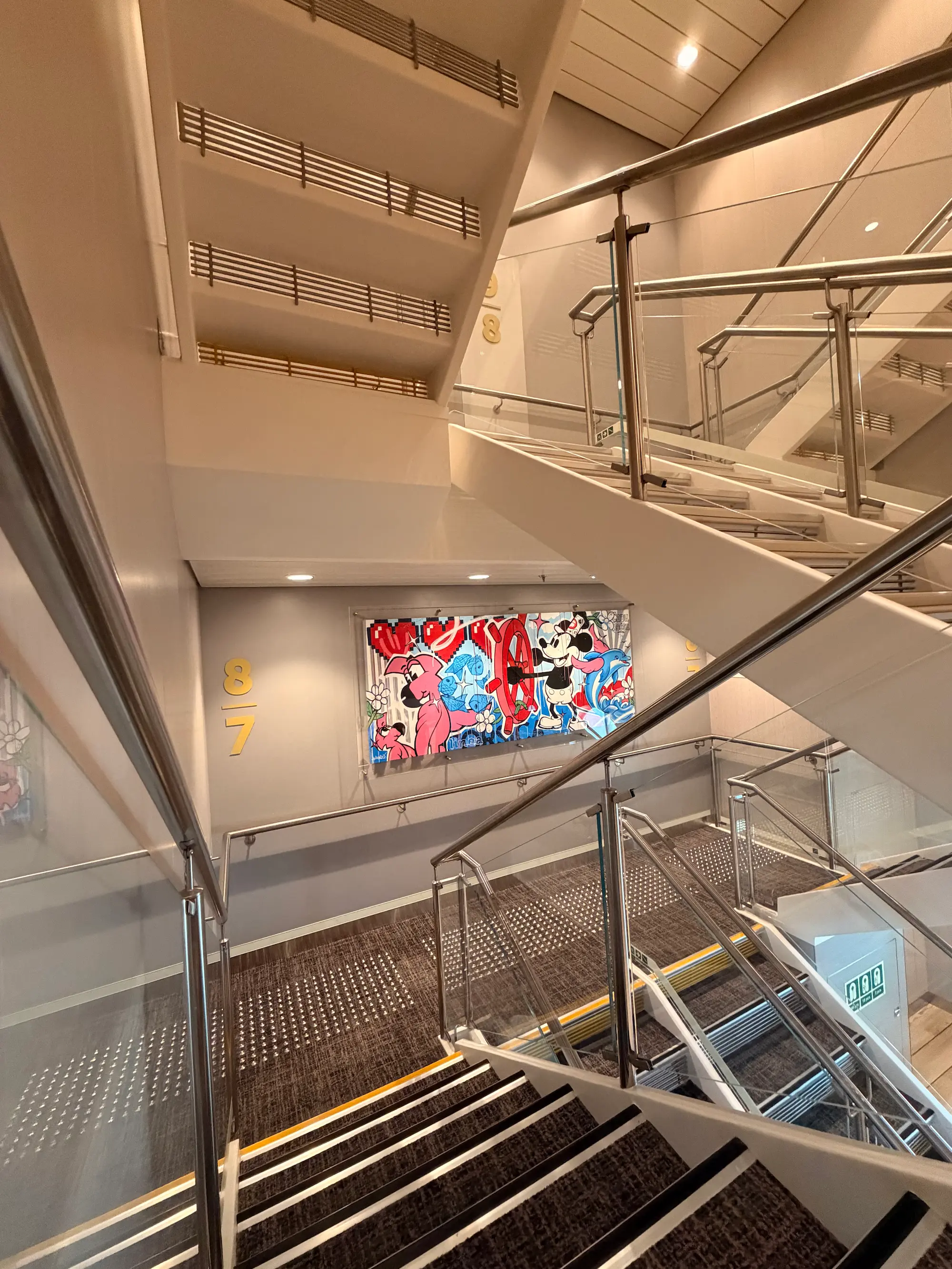 La cage d'escalier du Capu Rossu, avec la toile de Hugo W2CJ accrochée au palier