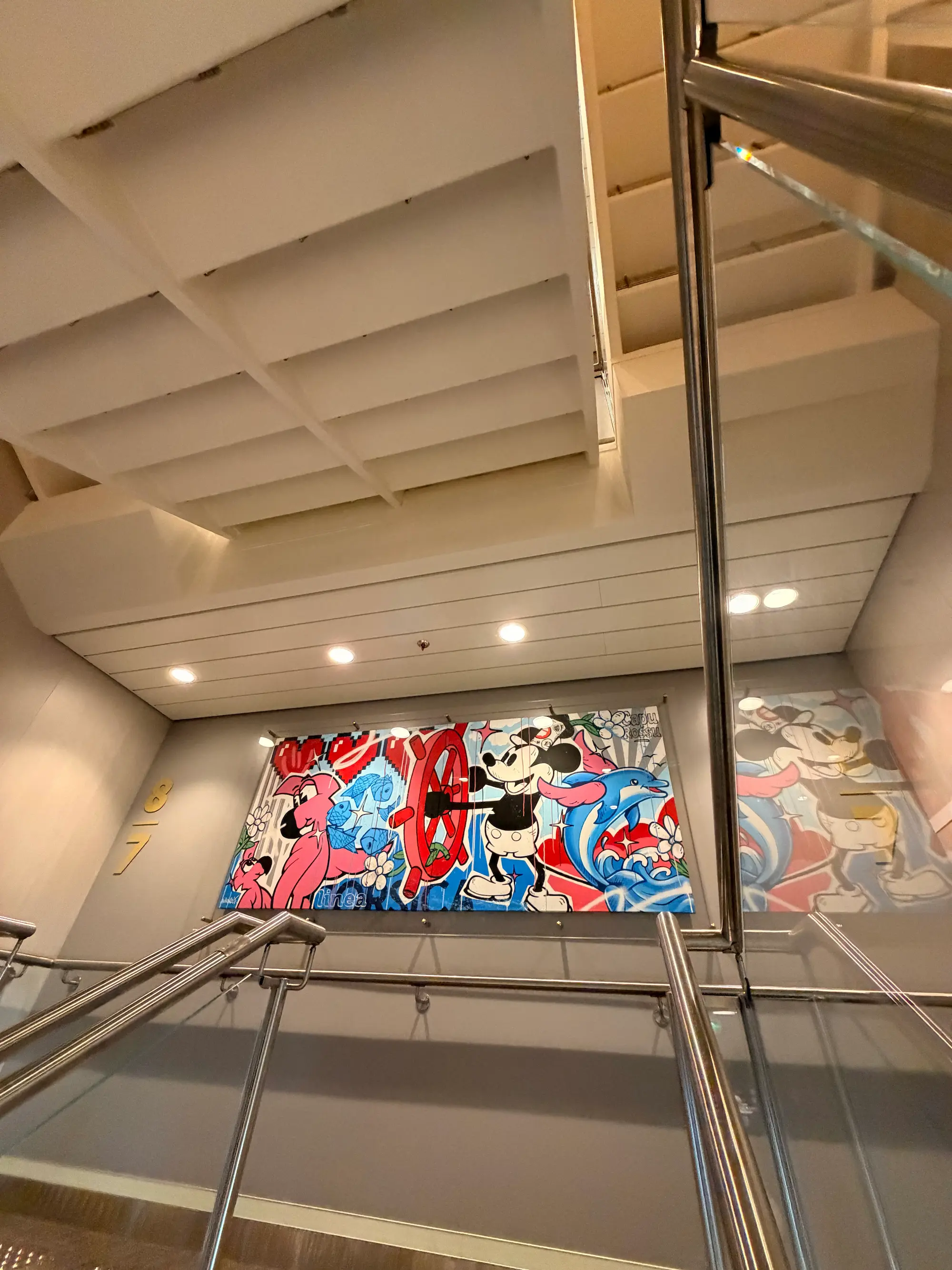 La toile vue d'en bas depuis l'escalier du Capu Rossu, avec son reflet dans la paroi vitrée