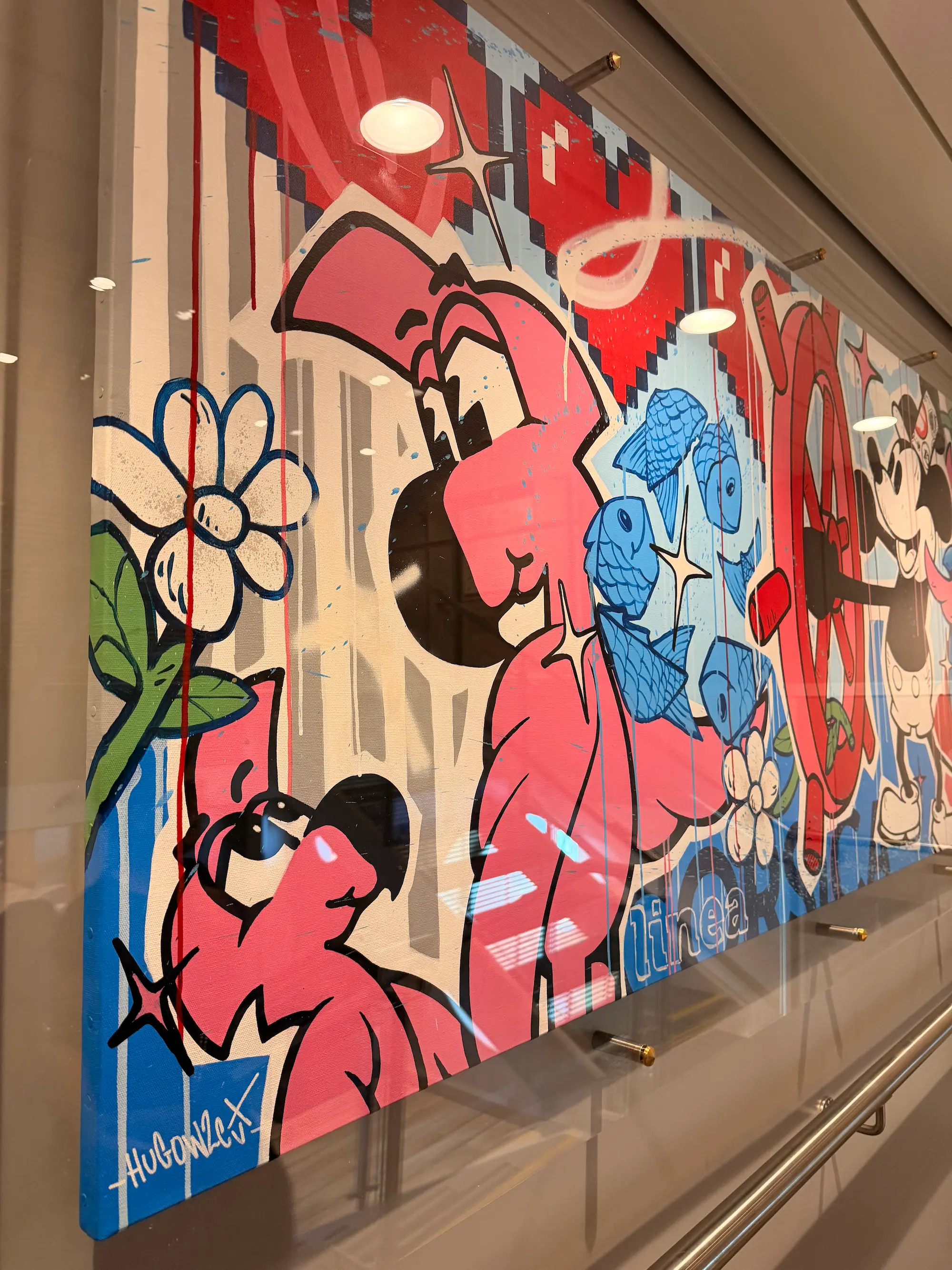 Détail de la toile : Roger le Flamant Rose et un petit flamant parmi les fleurs, signature de Hugo W2CJ en bas à gauche