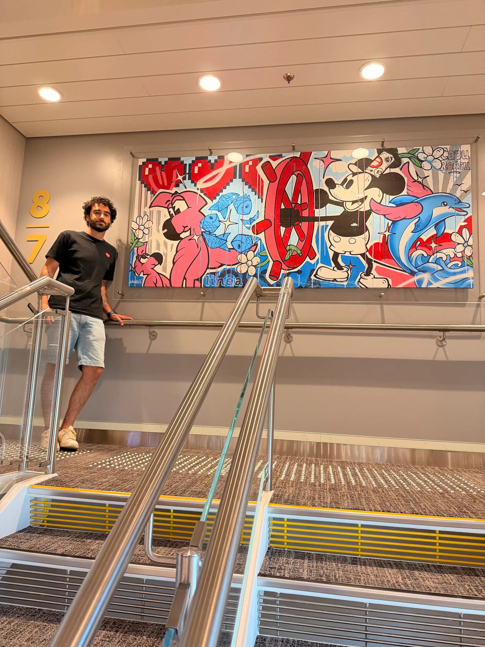 Hugo W2CJ appuyé à la rampe à côté de sa toile, à bord du Capu Rossu