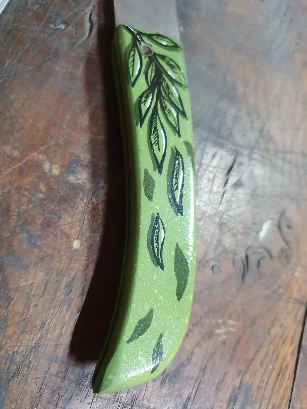 Détail du manche vert peint de feuilles par Hugo W2CJ