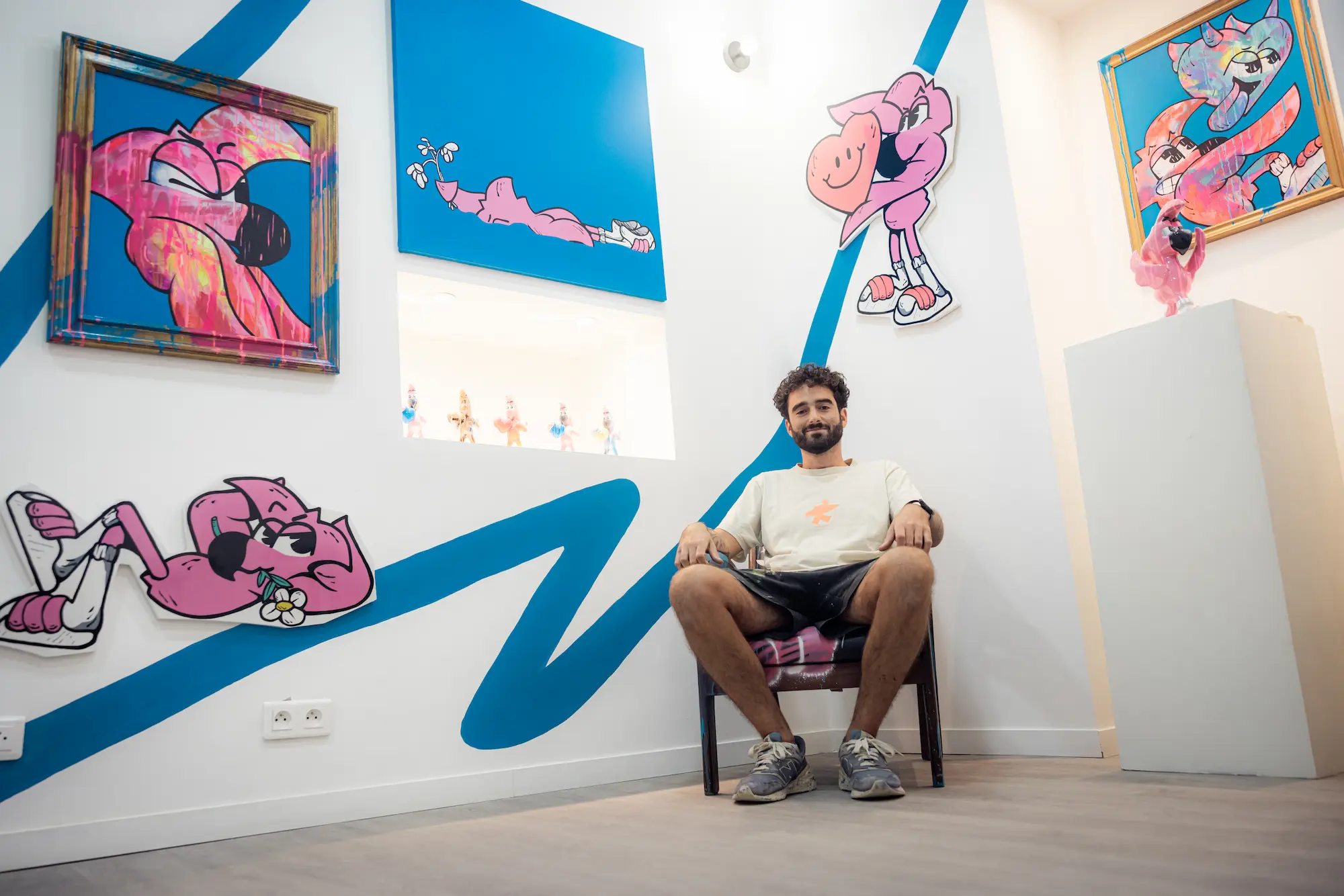Hugo W2CJ assis au milieu de ses œuvres à la Galerie Residenza, Bastia