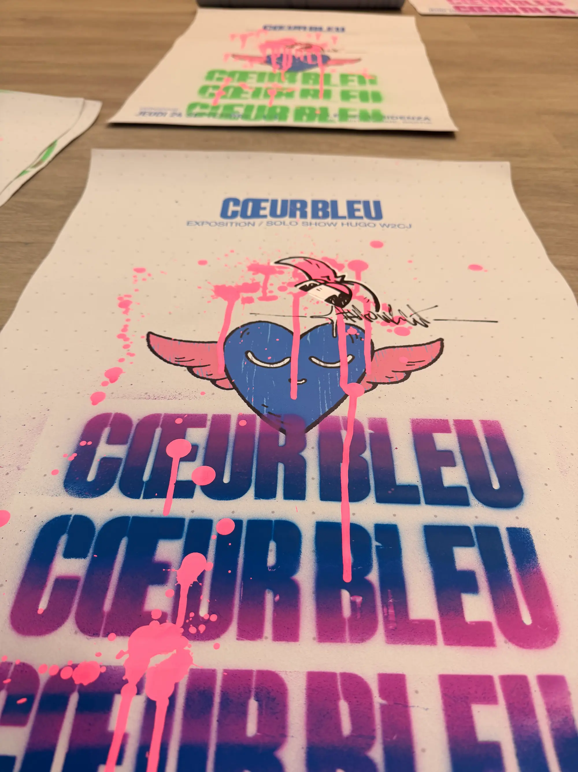 Affiches Cœur Bleu customisées à la bombe rose et au pochoir par Hugo W2CJ