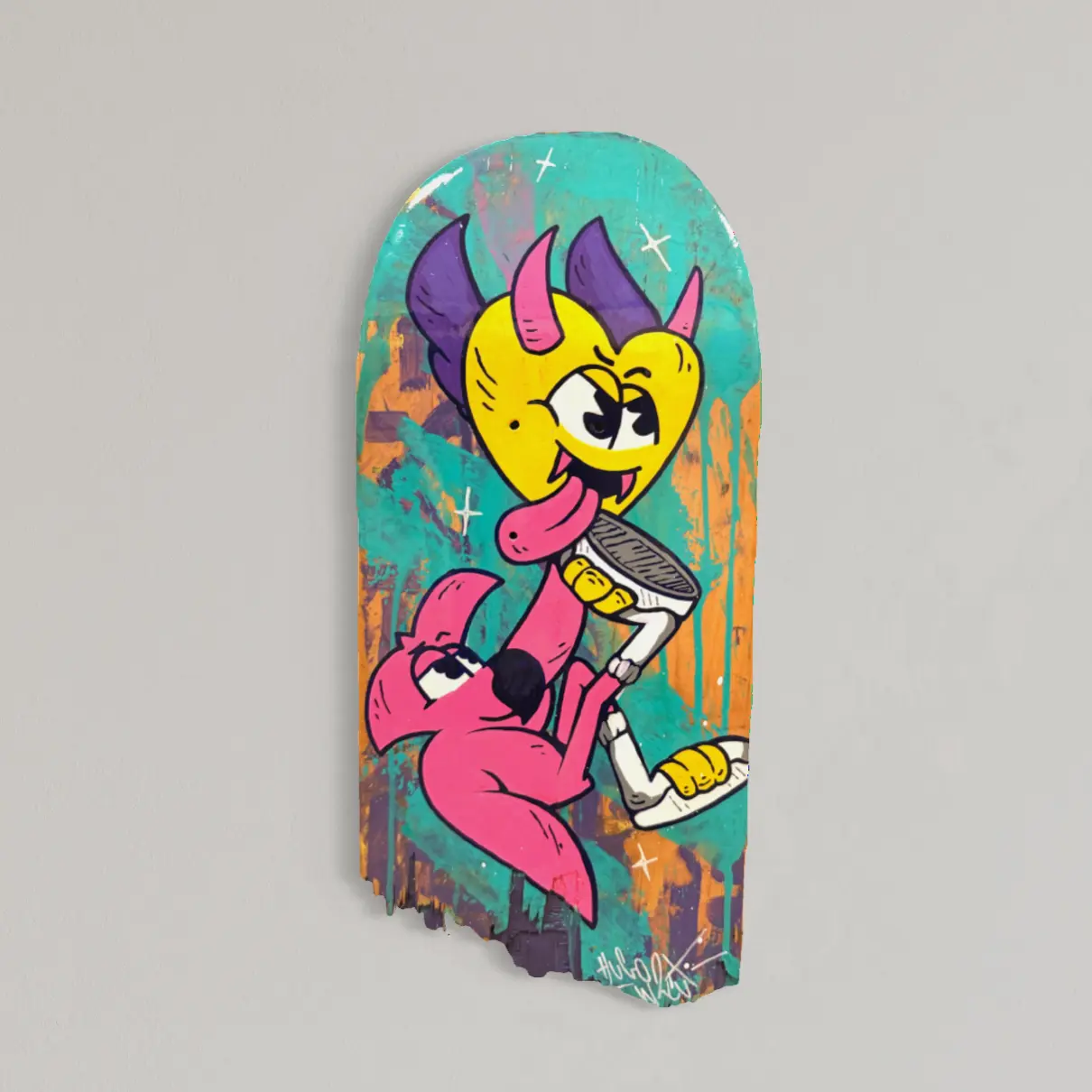 Série « Roll-In » #1, planche de skate peinte, Roger le flamant rose et un cœur jaune à cornes qui lui tire la langue, sur fond turquoise et orange, 2026