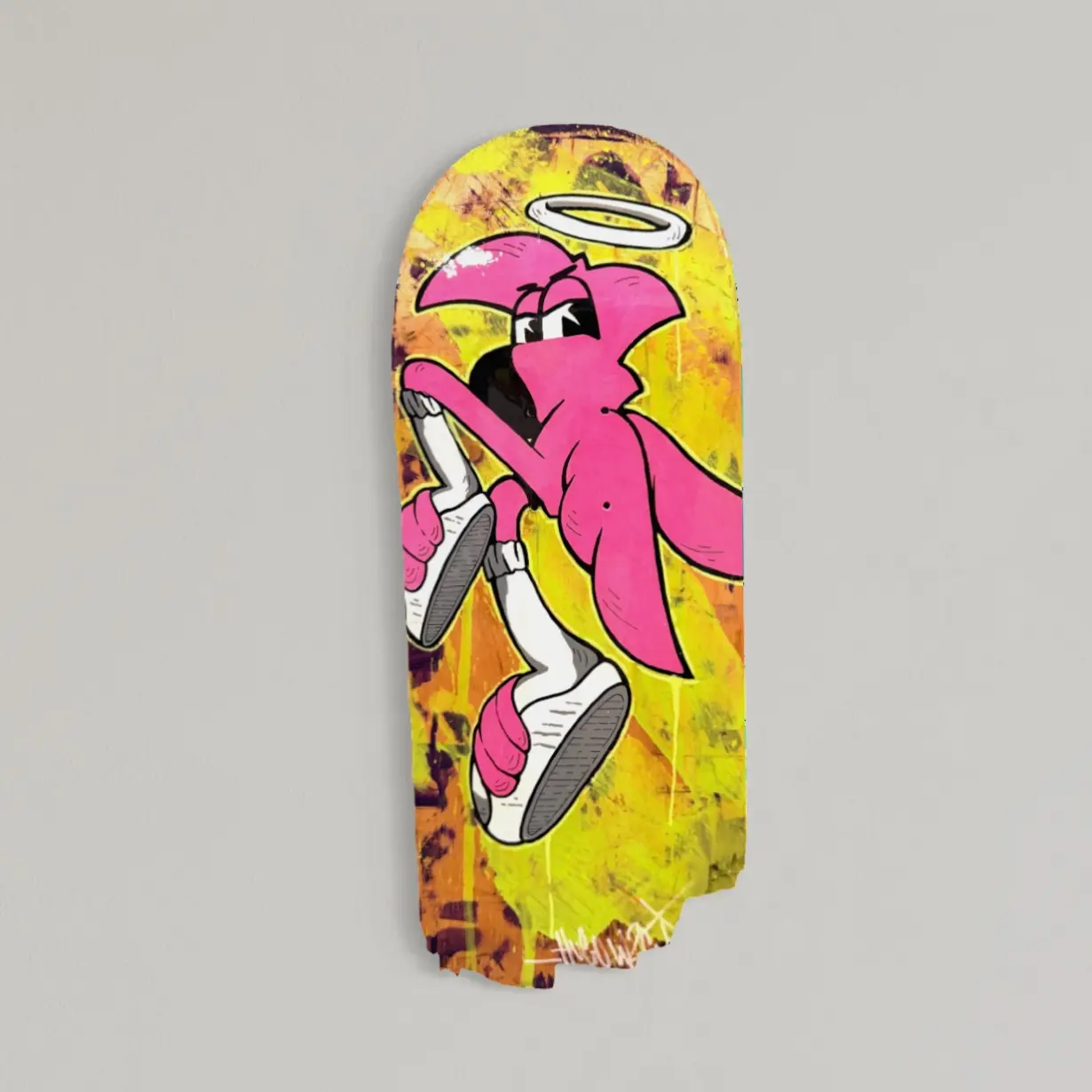 Série « Roll-In » #2, planche de skate peinte, Roger le flamant rose auréolé en pleine course, en baskets blanches, sur fond jaune, 2026
