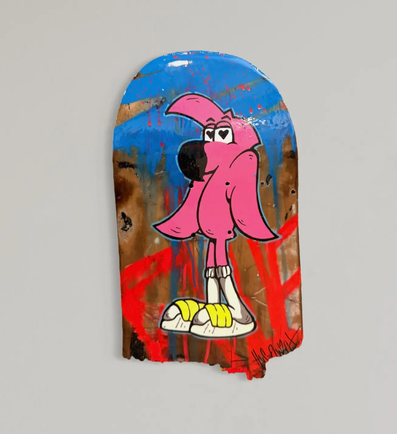 Série « Roll-In » #3, planche de skate peinte, Roger le flamant rose aux yeux en cœur, debout en baskets jaunes, sur coulures bleues et rouges, 2026