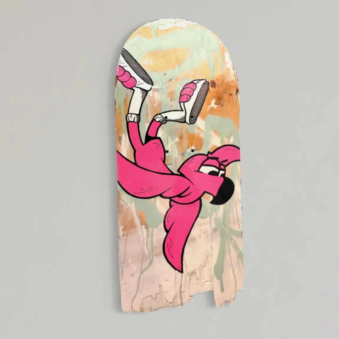 Série « Roll-In » #4, planche de skate peinte, Roger le flamant rose en équilibre sur les mains, jambes en l'air, sur fond pastel à coulures, 2026