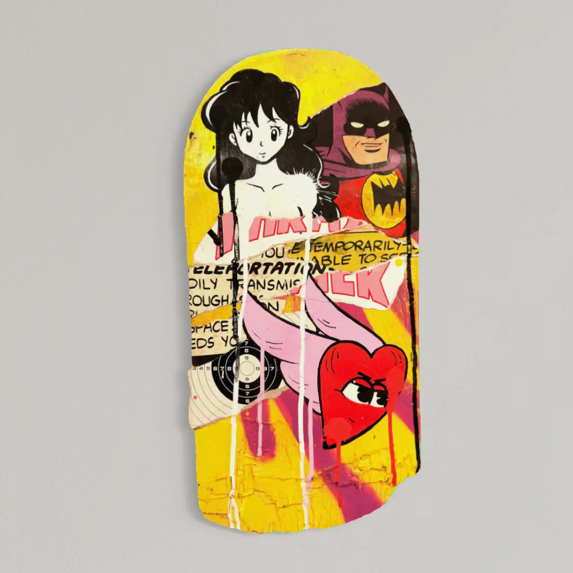 Série « Roll-In » #5, planche de skate peinte, collage pop d'une héroïne de manga, de Batman et d'un cœur rouge sur fond jaune, 2026