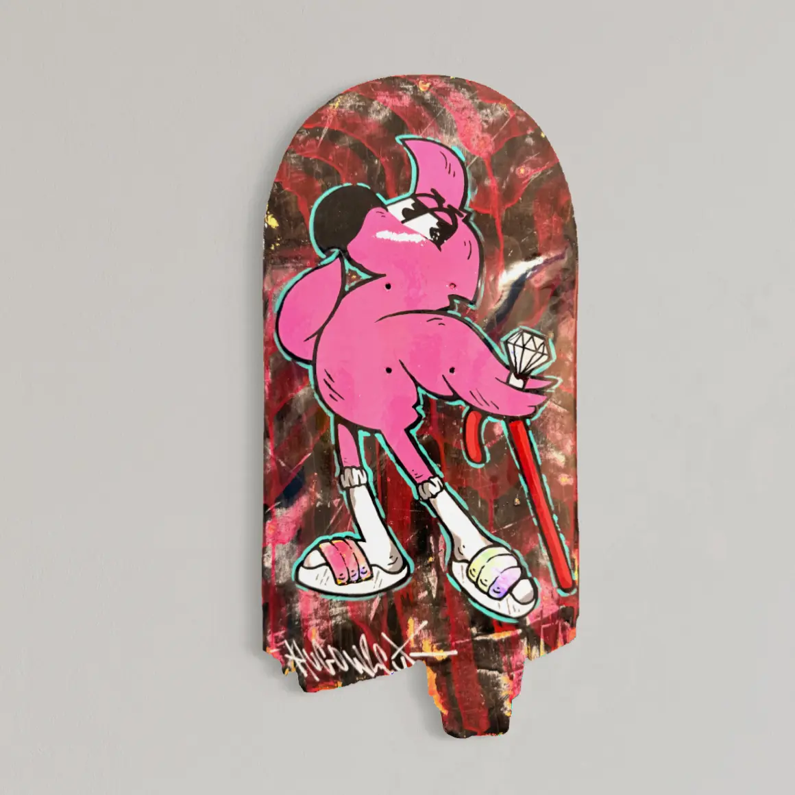 Série « Roll-In » #9, planche de skate peinte, Roger le flamant rose en sandales, bague diamant et canne rouge, sur fond rouge sombre, 2026