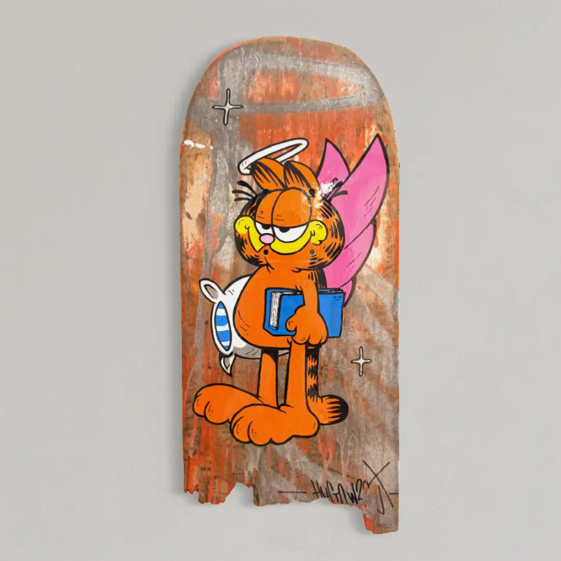 Série « Roll-In » #11, planche de skate peinte, Garfield en ange, auréole et ailes roses, un livre sous le bras, sur bois brut orangé, 2026
