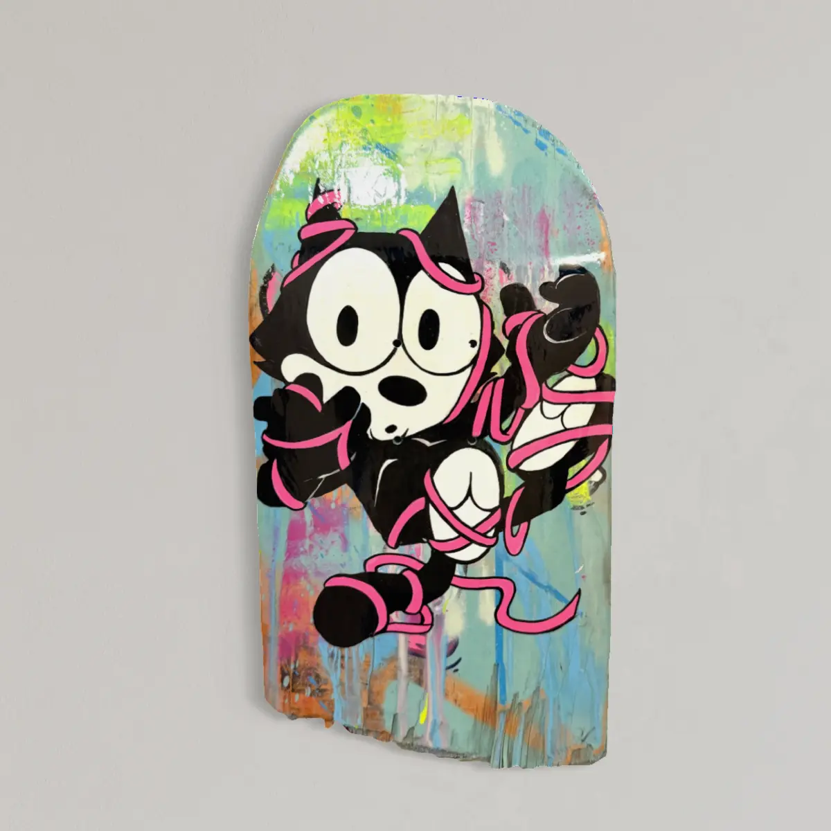 Série « Roll-In » #13, planche de skate peinte, Félix le chat entortillé dans un ruban rose, sur fond pastel à coulures, 2026
