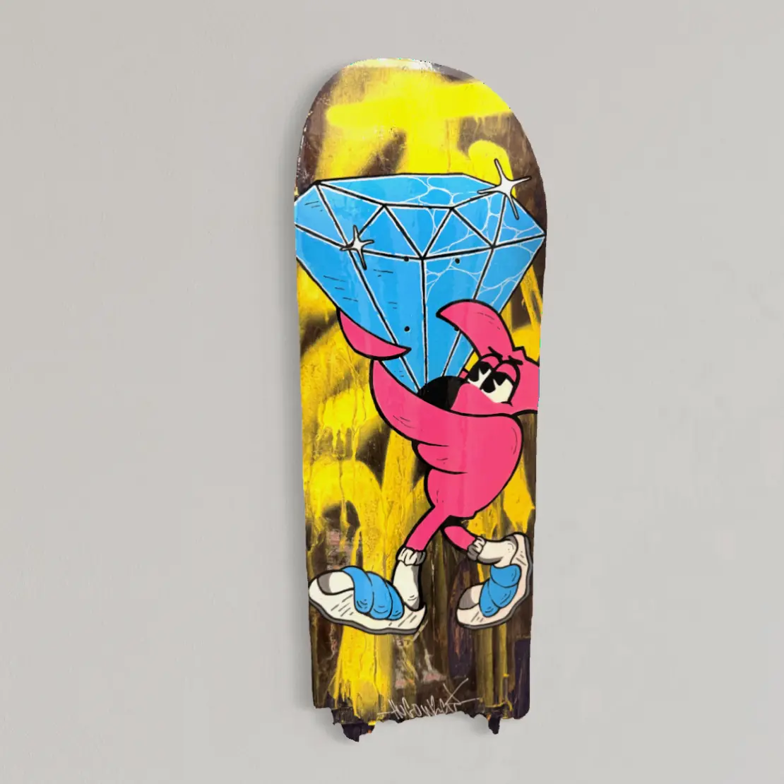 Série « Roll-In » #14, planche de skate peinte, Roger le flamant rose portant un diamant bleu géant, sur fond jaune et noir, 2026