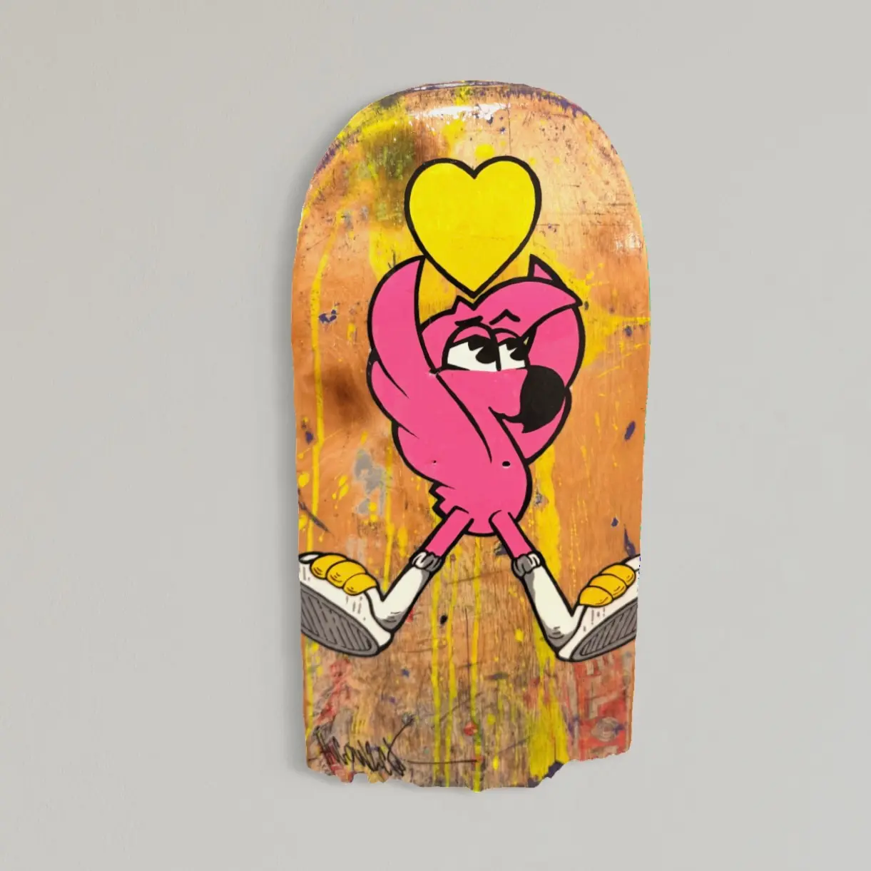 Série "STÉLESANG" N°29, planche de skate peinte, Roger le flamant rose assis, un cœur jaune au dessus de la tête, sur bois brut, 2026