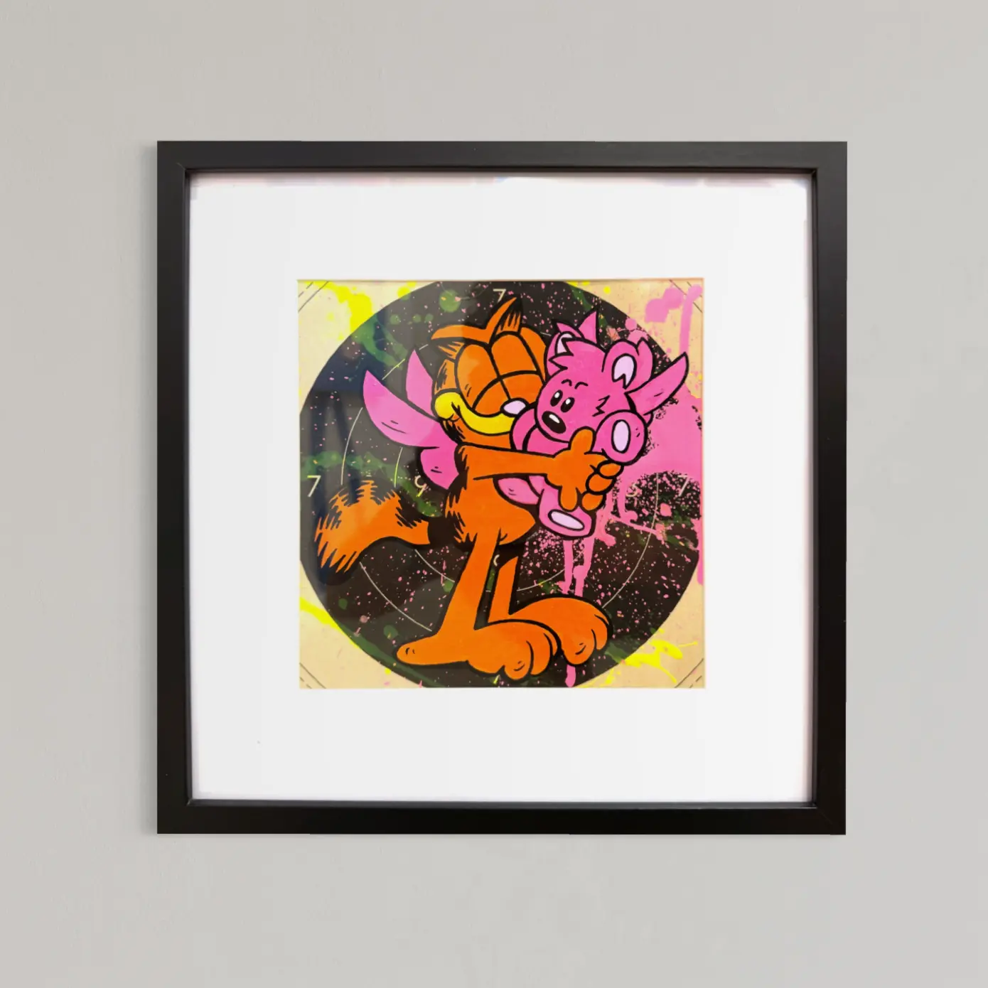 Mini-Target n°3, illustration papier sur cible de tir, Garfield ailé serrant un ours en peluche rose, encadrement noir, 2026