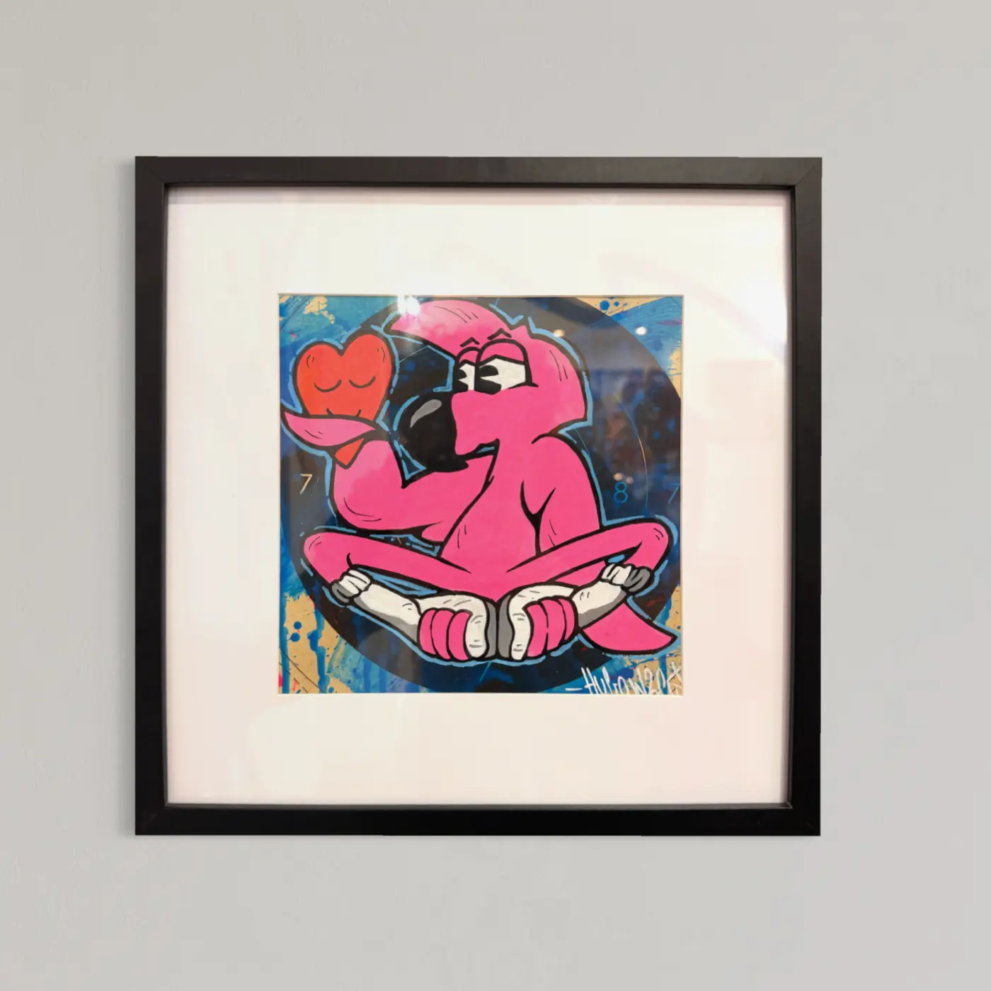 Mini-Target n°4, illustration papier sur cible de tir, Roger le flamant rose assis en tailleur embrassant un cœur rouge, sur fond bleu, encadrement noir, 2026