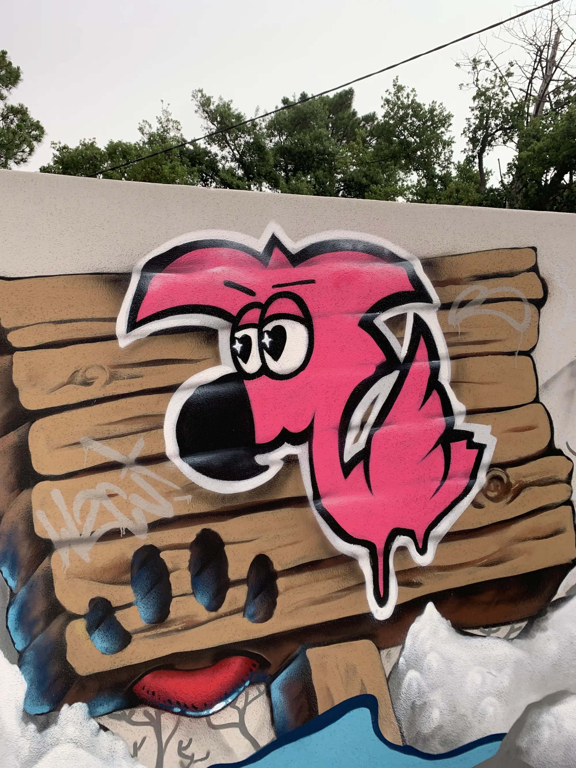 Fresque du jardin de la médiathèque L'animu, avec Piombu, 2021 : détail, Roger le Flamant Rose surgissant d'une caisse en bois