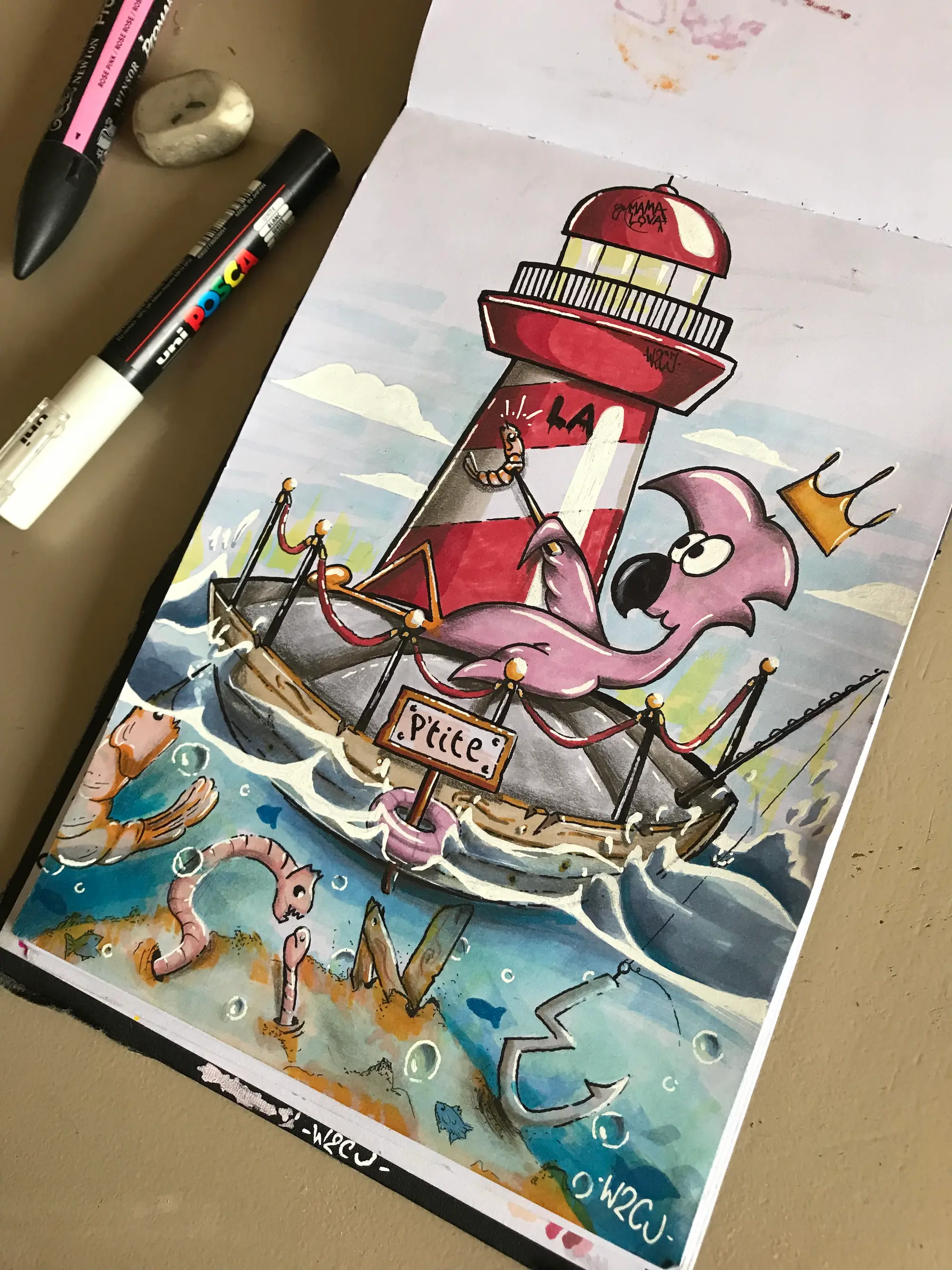 Lauréat du 1er concours de dessin de La P'tite Usine, 2018 : dessin au feutre, Roger le Flamant Rose dans une barque devant un phare rouge et blanc, feutres Posca à côté