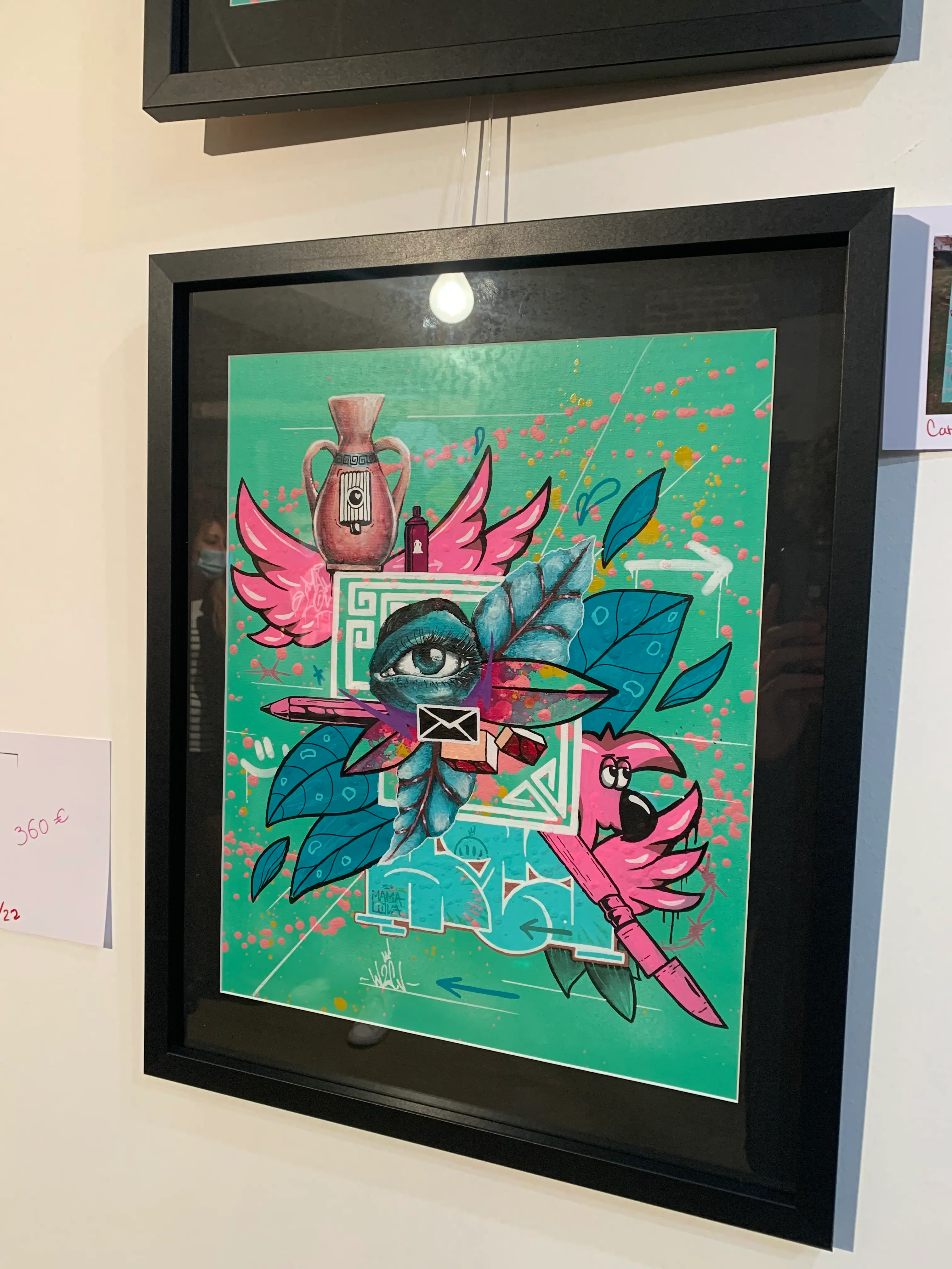 Exposition collective à La Conciergerie de Metz, 2020 : œuvre encadrée sur fond turquoise, un œil, une amphore, des ailes roses et Roger le Flamant Rose