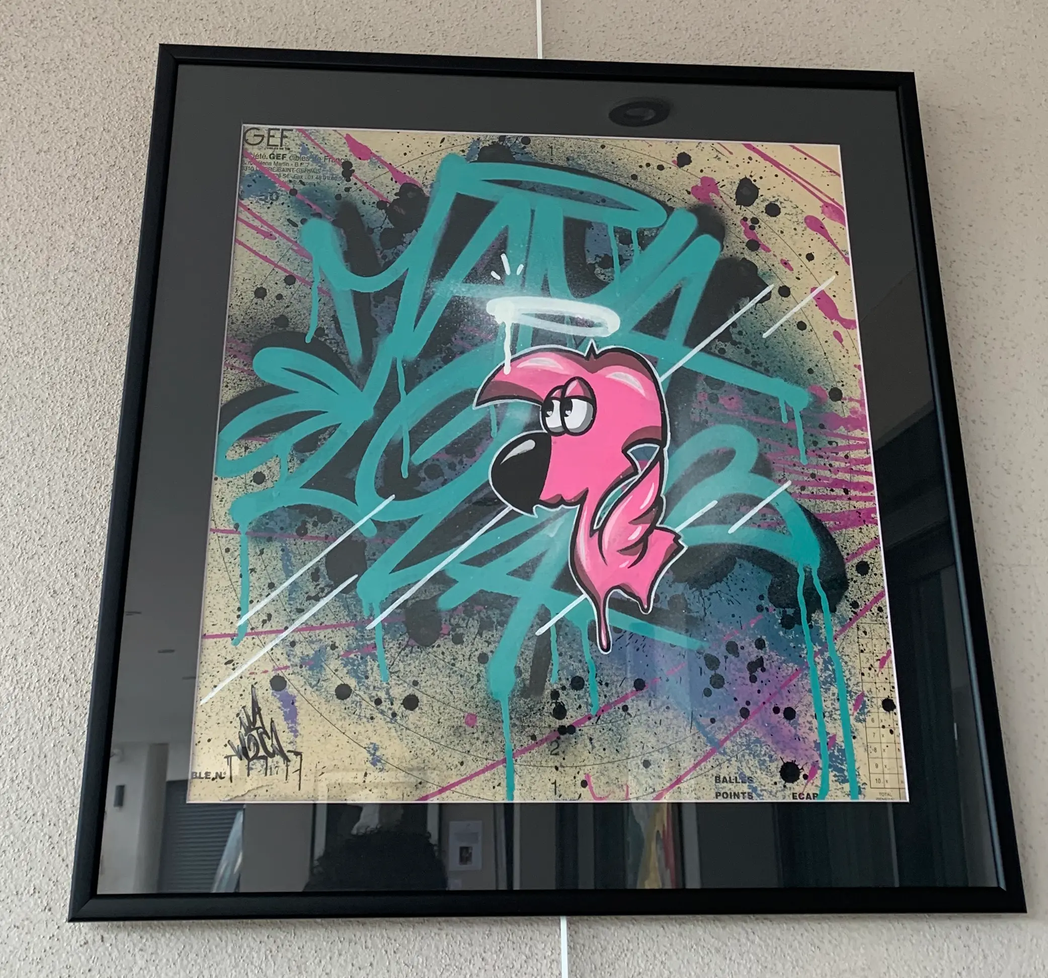 Résidence et exposition à la galerie Bel'arti, 2020 : œuvre encadrée, Roger le Flamant Rose rose auréolé sur un lettrage graffiti turquoise et des éclaboussures noires