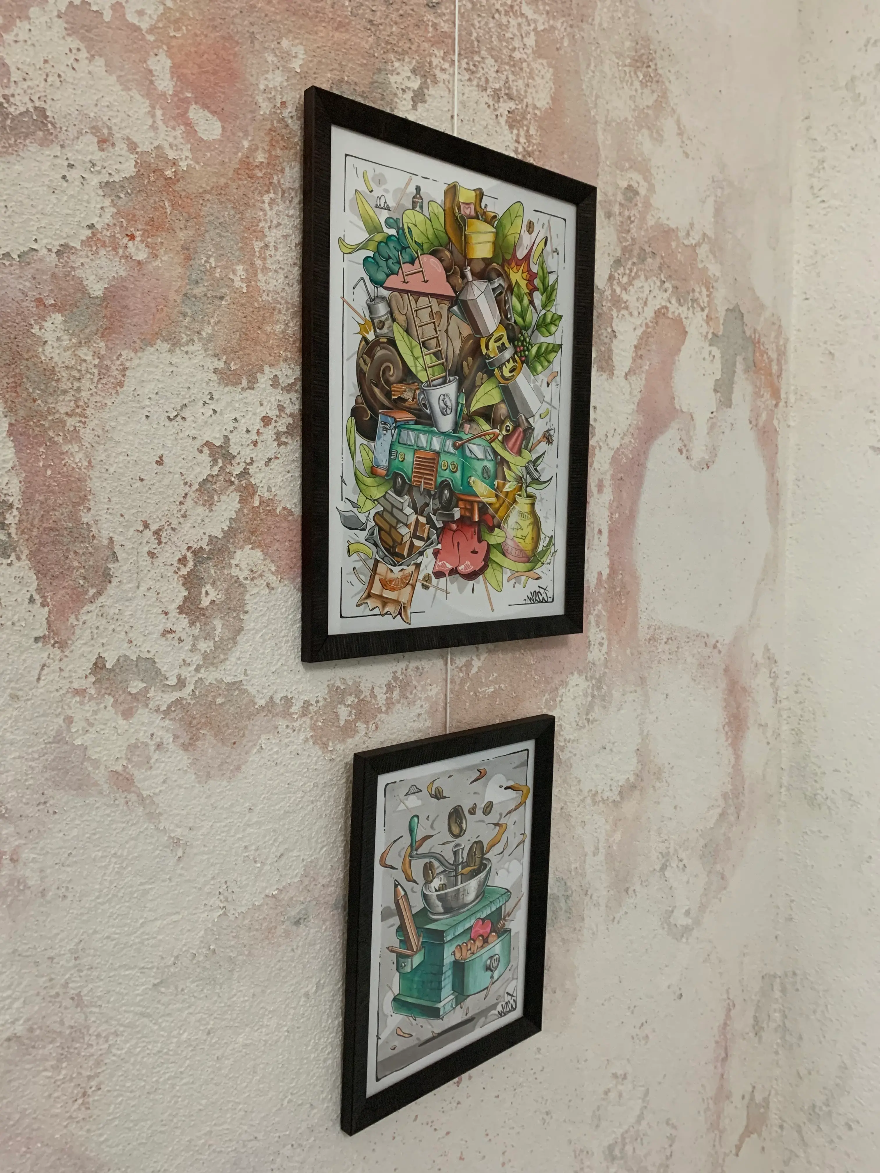 Exposition en duo avec Karma Theora, galerie Noir & Blanc, 2021 : deux dessins encadrés aux couleurs vives sur un mur aux enduits roses