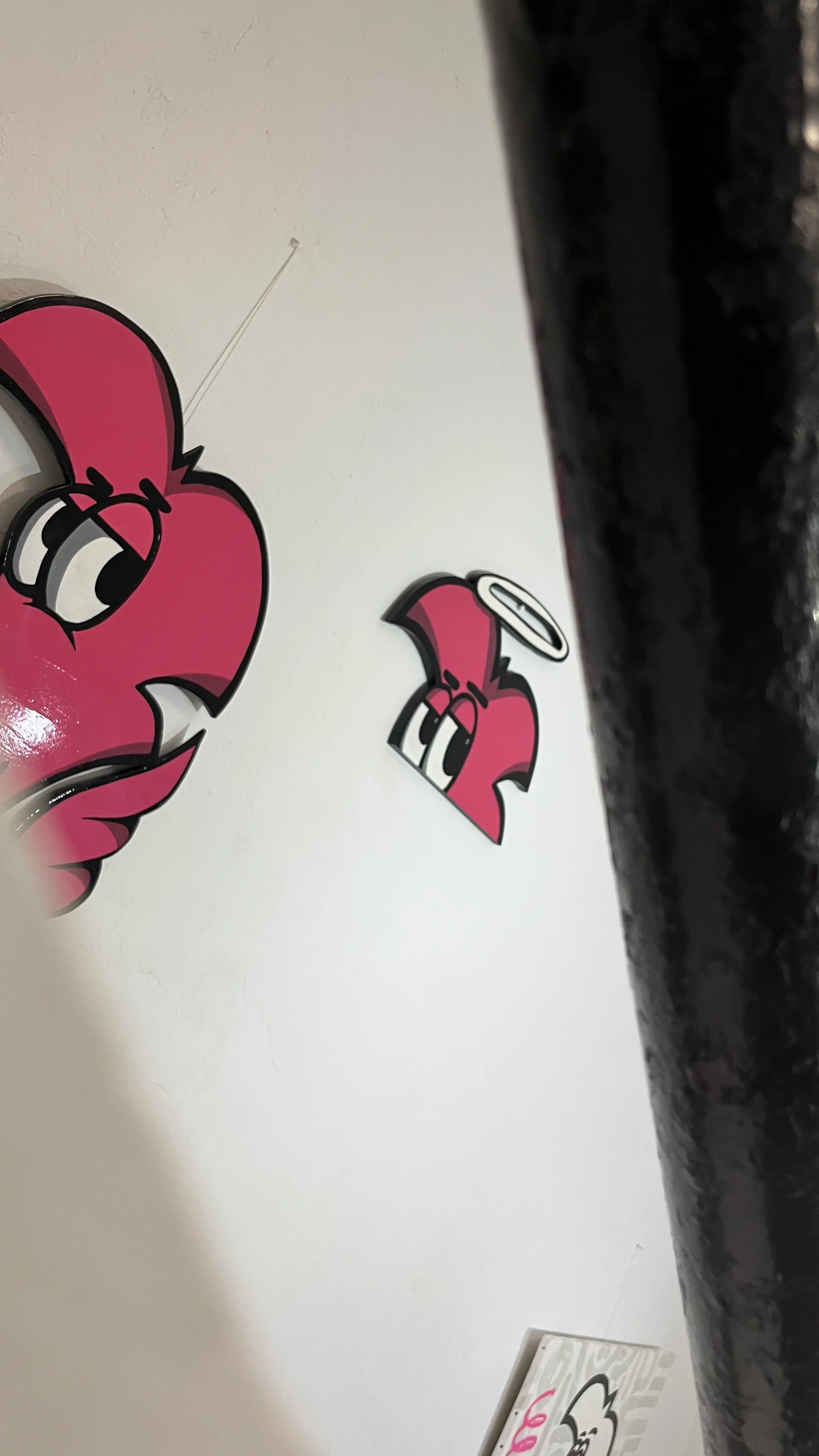 Exposition à la galerie Noir & Blanc, 2022 : découpes peintes de Roger le Flamant Rose rose accrochées au mur