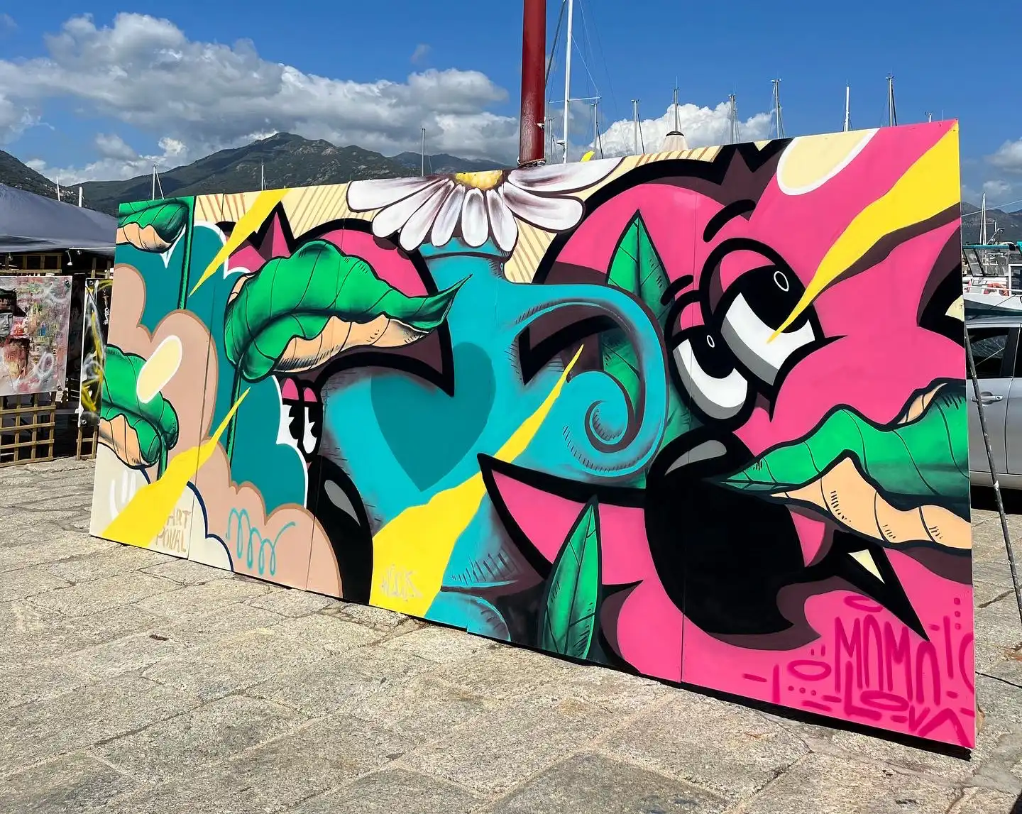 Live painting au chapiteau Artpoval, 2022 : grande toile live painting sur le port, Roger le Flamant Rose rose, fleurs et feuilles sur fond turquoise et jaune