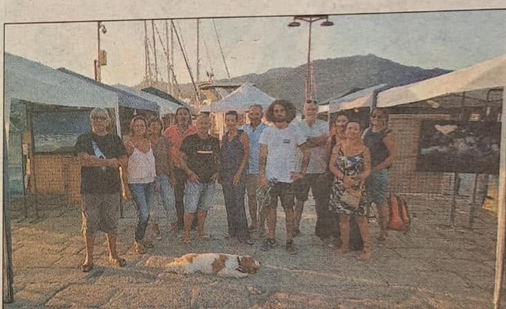 Live painting au chapiteau Artpoval, 2022 : photo de groupe des artistes devant les stands du chapiteau, au bord du port