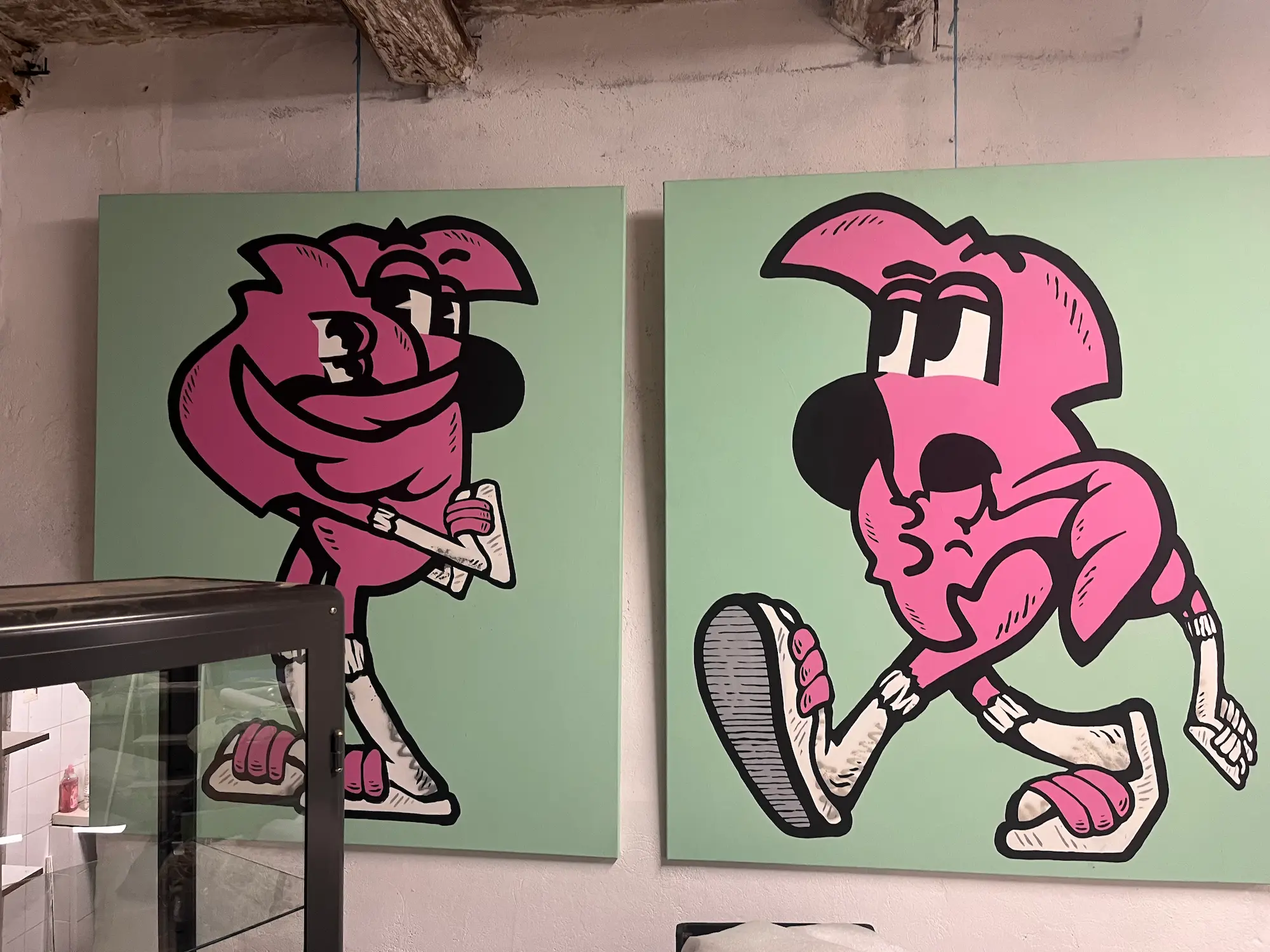 Exposition collective à la Capu Galerie, 2024 : deux grandes toiles vertes de Roger le Flamant Rose rose marchant