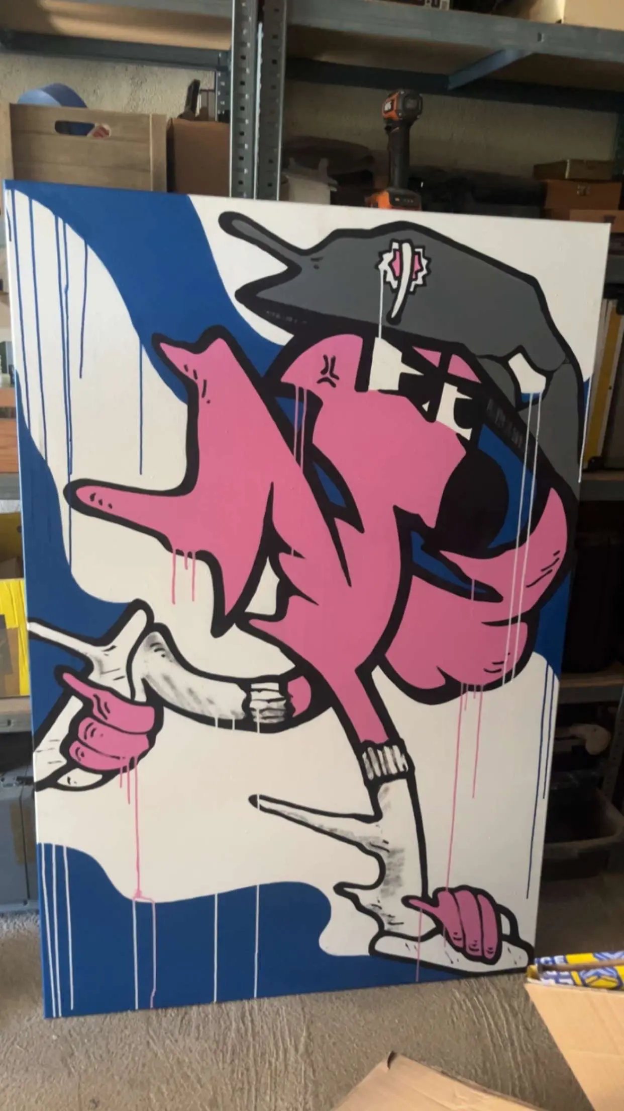 Exposition Contami, 2024 : toile de Roger le Flamant Rose en Napoléon sur fond bleu et blanc, posée dans l'atelier