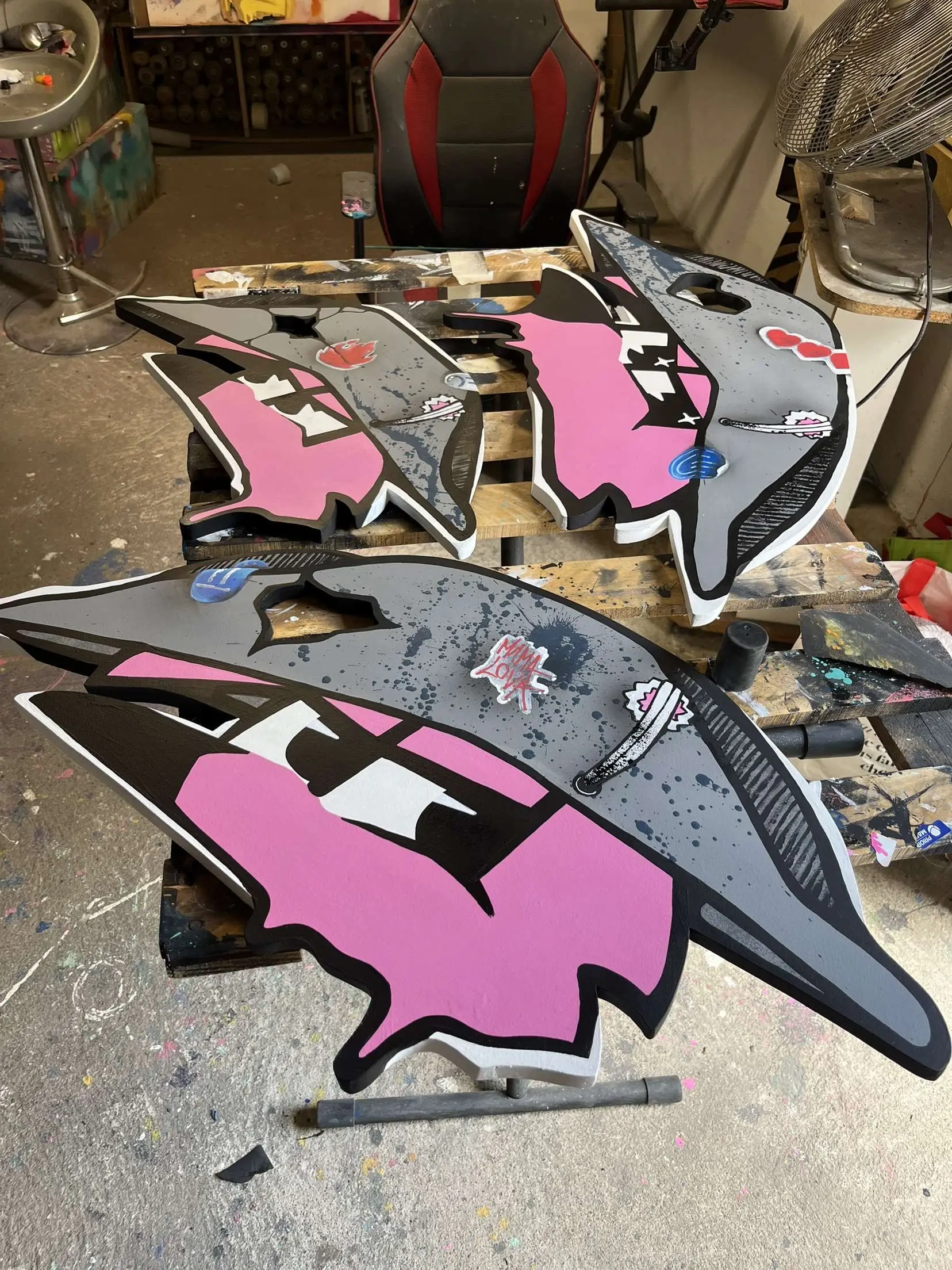 Exposition Contami, 2024 : découpes de Roger le Flamant Rose en bicorne en cours de peinture, posées dans l'atelier
