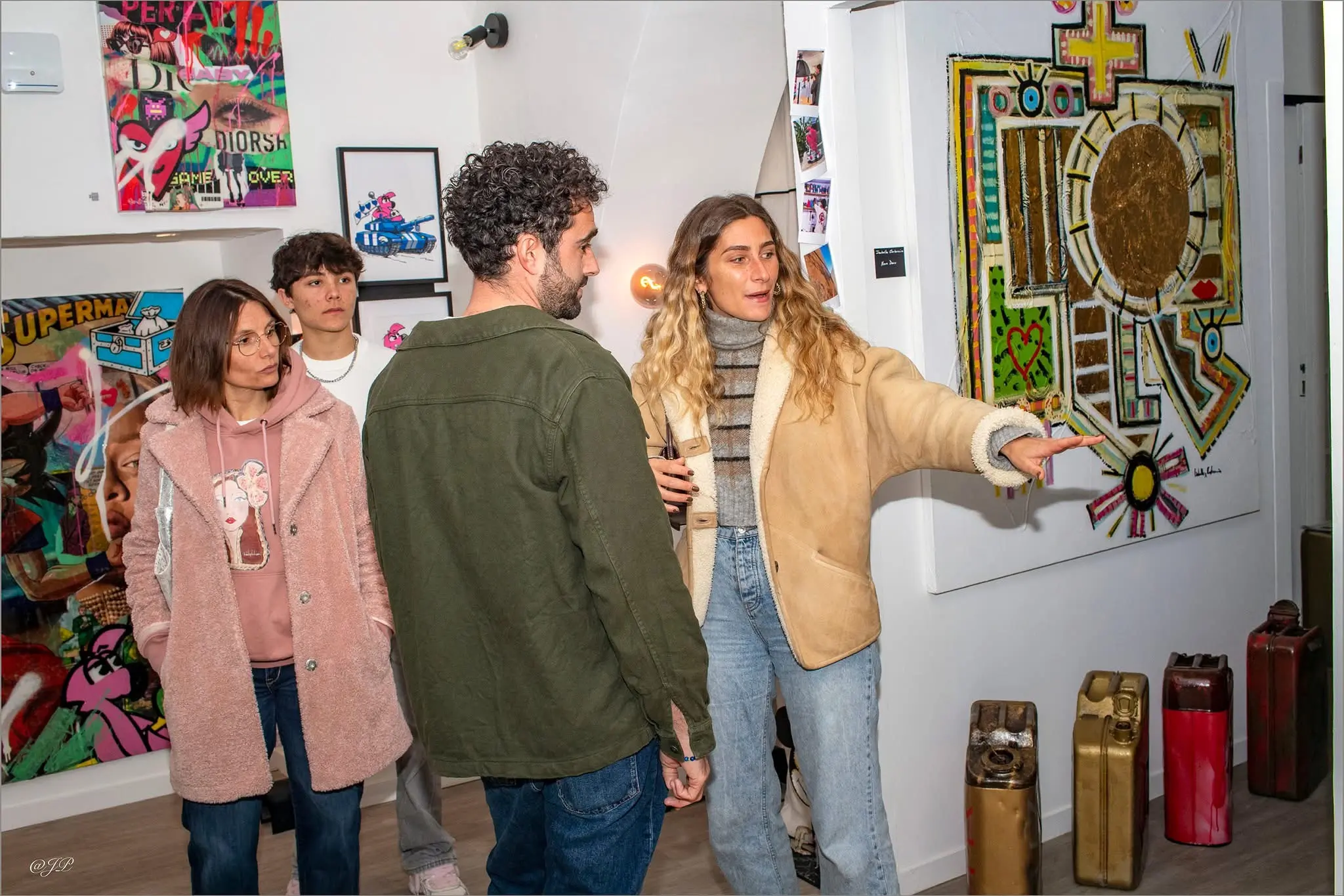 Street Therapy, exposition de Hugo W2CJ, 2026 : visiteurs échangeant devant les œuvres accrochées dans la galerie
