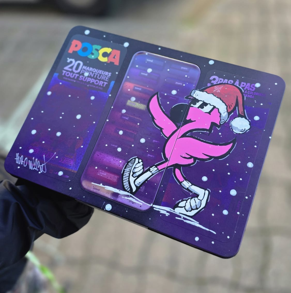 Collaboration Hugo W2CJ x Posca : coffret Posca 20 marqueurs customisé, Roger le Flamant Rose en bonnet de Noël marchant sous la neige