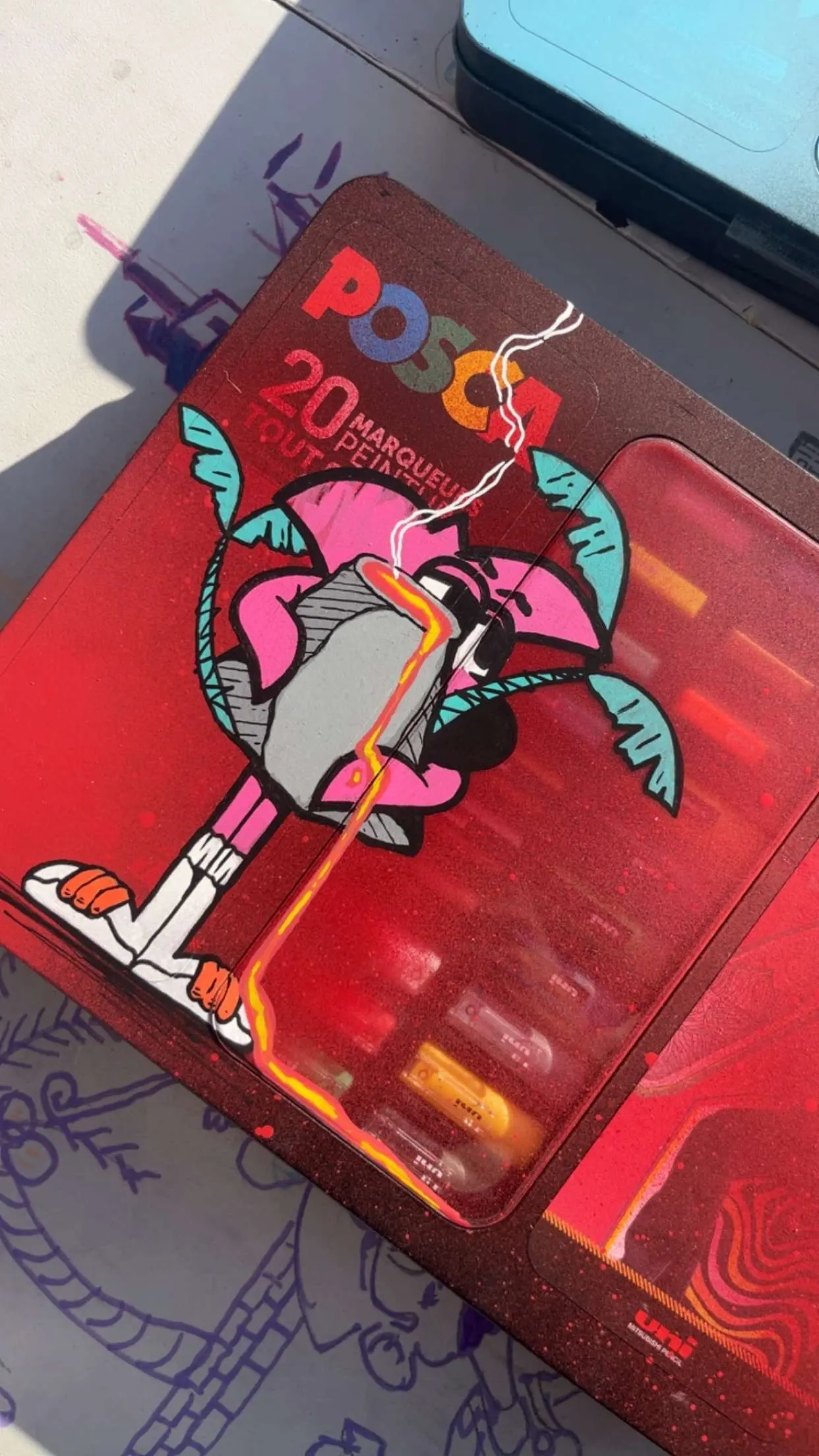 Collaboration Hugo W2CJ x Posca : coffret Posca rouge customisé, Roger le Flamant Rose et une bombe de peinture