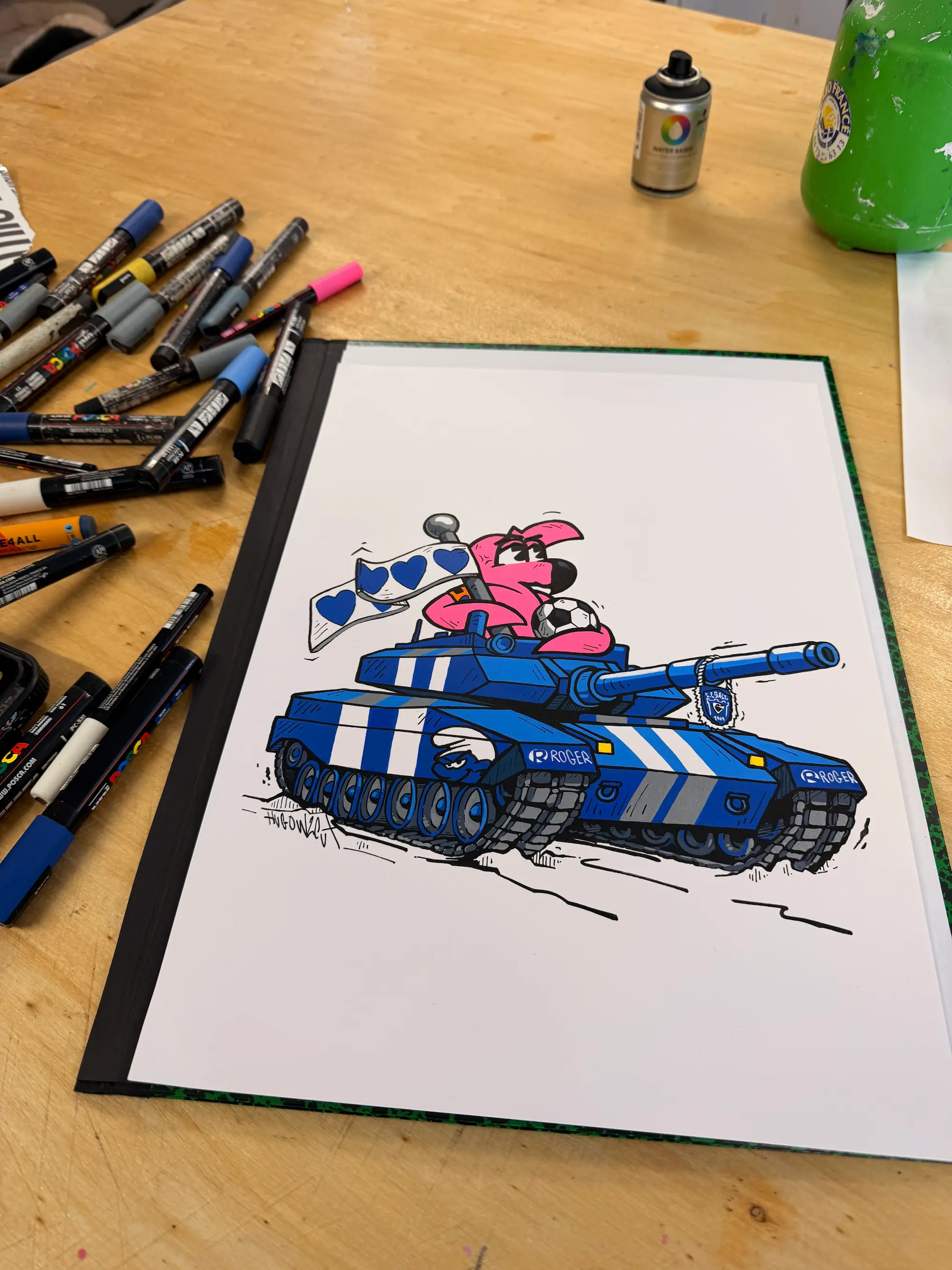 Collaboration Hugo W2CJ x Sporting Club de Bastia : dessin de Roger le Flamant Rose sur un char aux couleurs du Sporting Club de Bastia, feutres Posca autour