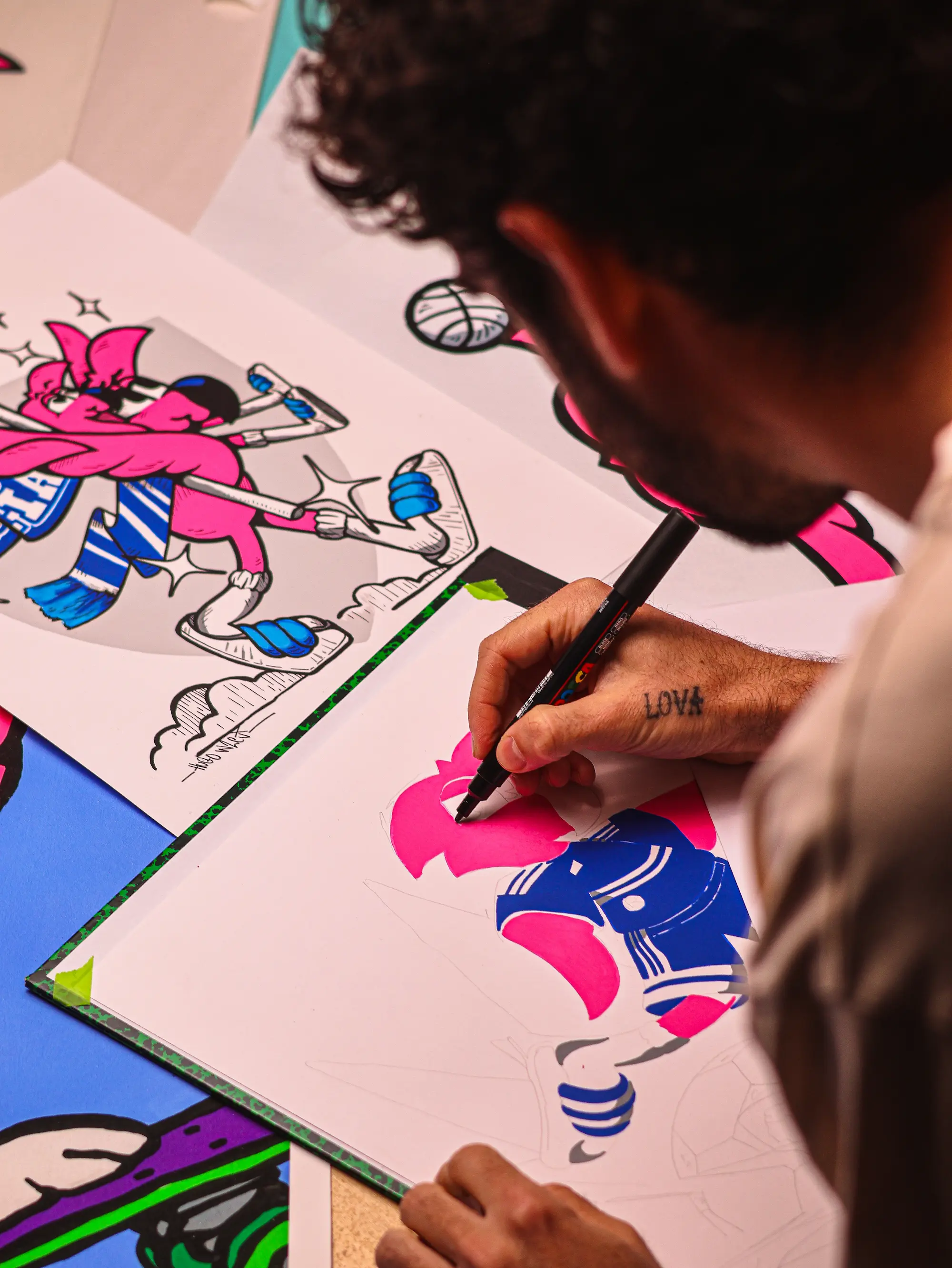 Collaboration Hugo W2CJ x Sporting Club de Bastia : l'artiste dessinant Roger le Flamant Rose en maillot bleu et blanc du Sporting Club de Bastia