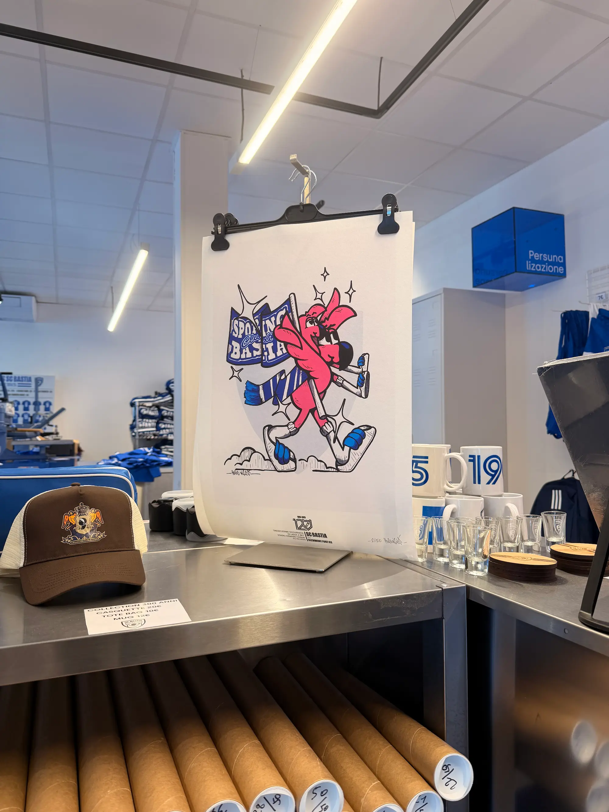 Collaboration Hugo W2CJ x Sporting Club de Bastia : tirage de Roger le Flamant Rose aux couleurs du Sporting Club de Bastia exposé dans la boutique du club