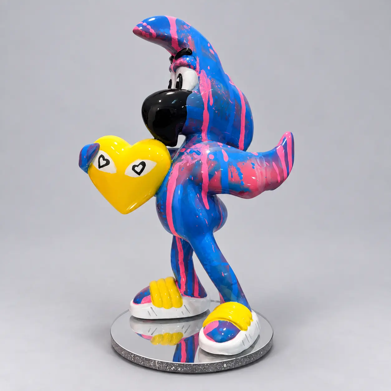 Sculpture Heart Delivery n°5, Roger bleu avec coulures roses tenant un coeur jaune, socle miroir