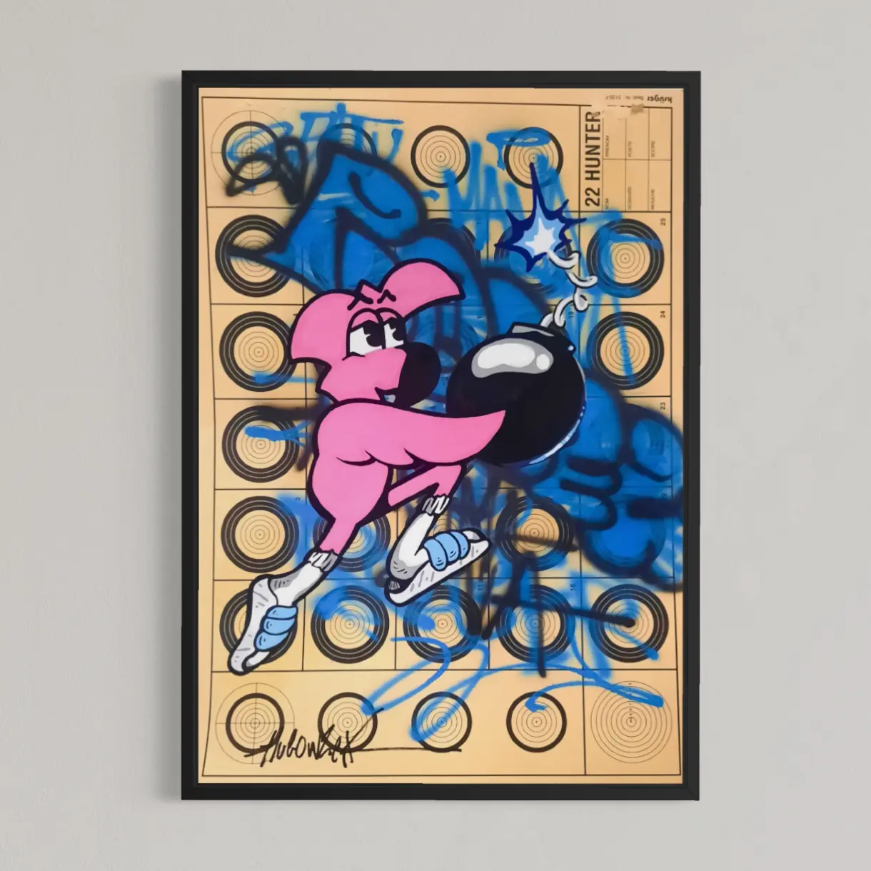 Série "Target" N°8, illustration papier sur cible de tir, Roger le Flamant Rose portant une bombe à mèche, sur graffiti bleu et cible à rangées de cercles, 2026