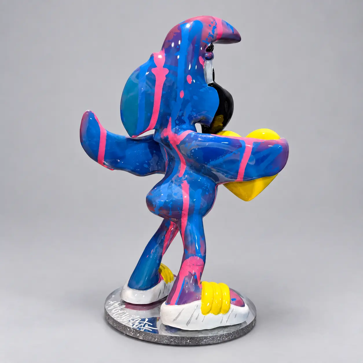 Sculpture Heart Delivery n°5, Roger bleu avec coulures roses tenant un coeur jaune, socle miroir, vue complémentaire 1