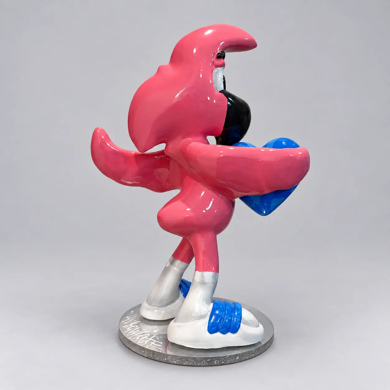 Sculpture Heart Delivery n°4, Roger tenant un coeur bleu foncé avec des coulures bleu clair, socle miroir, vue complémentaire 1
