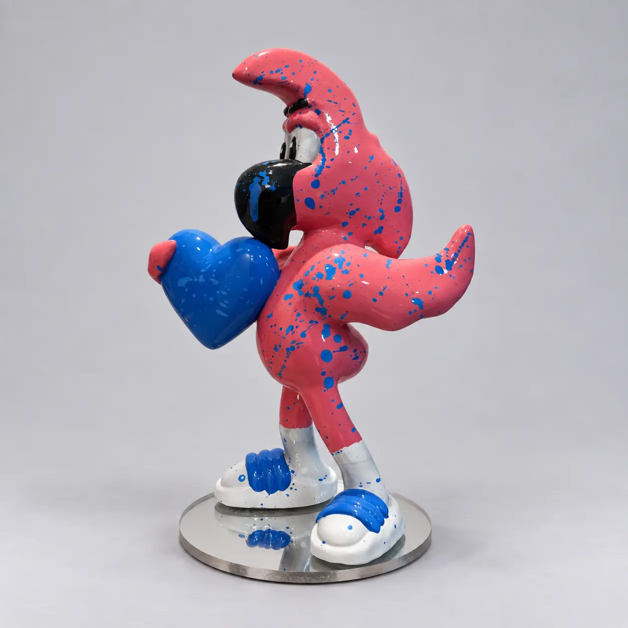 Sculpture Heart Delivery n°1, Roger rose moucheté de bleu tenant un cœur bleu, socle miroir