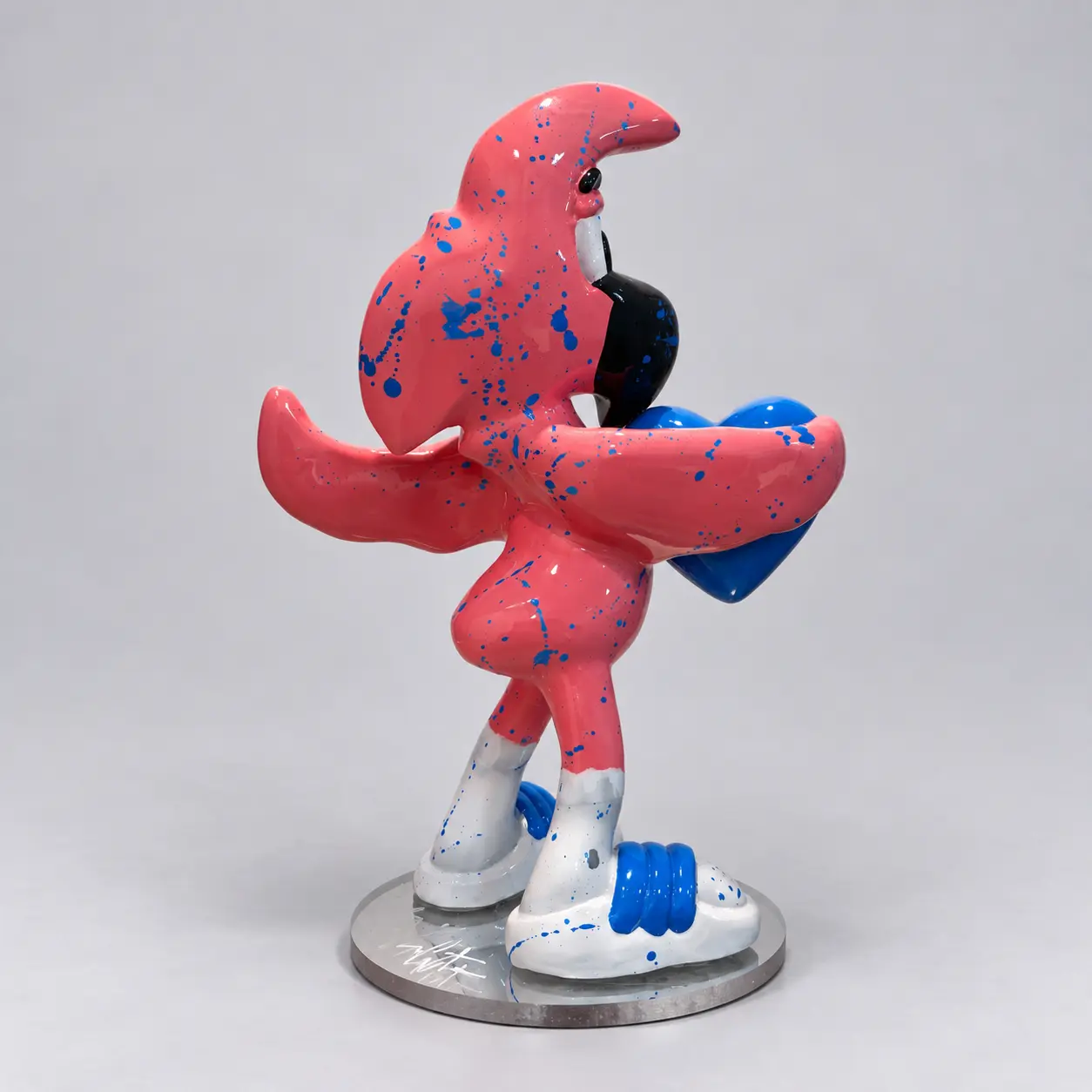 Sculpture Heart Delivery n°1, Roger rose moucheté de bleu tenant un cœur bleu, socle miroir, vue complémentaire 1