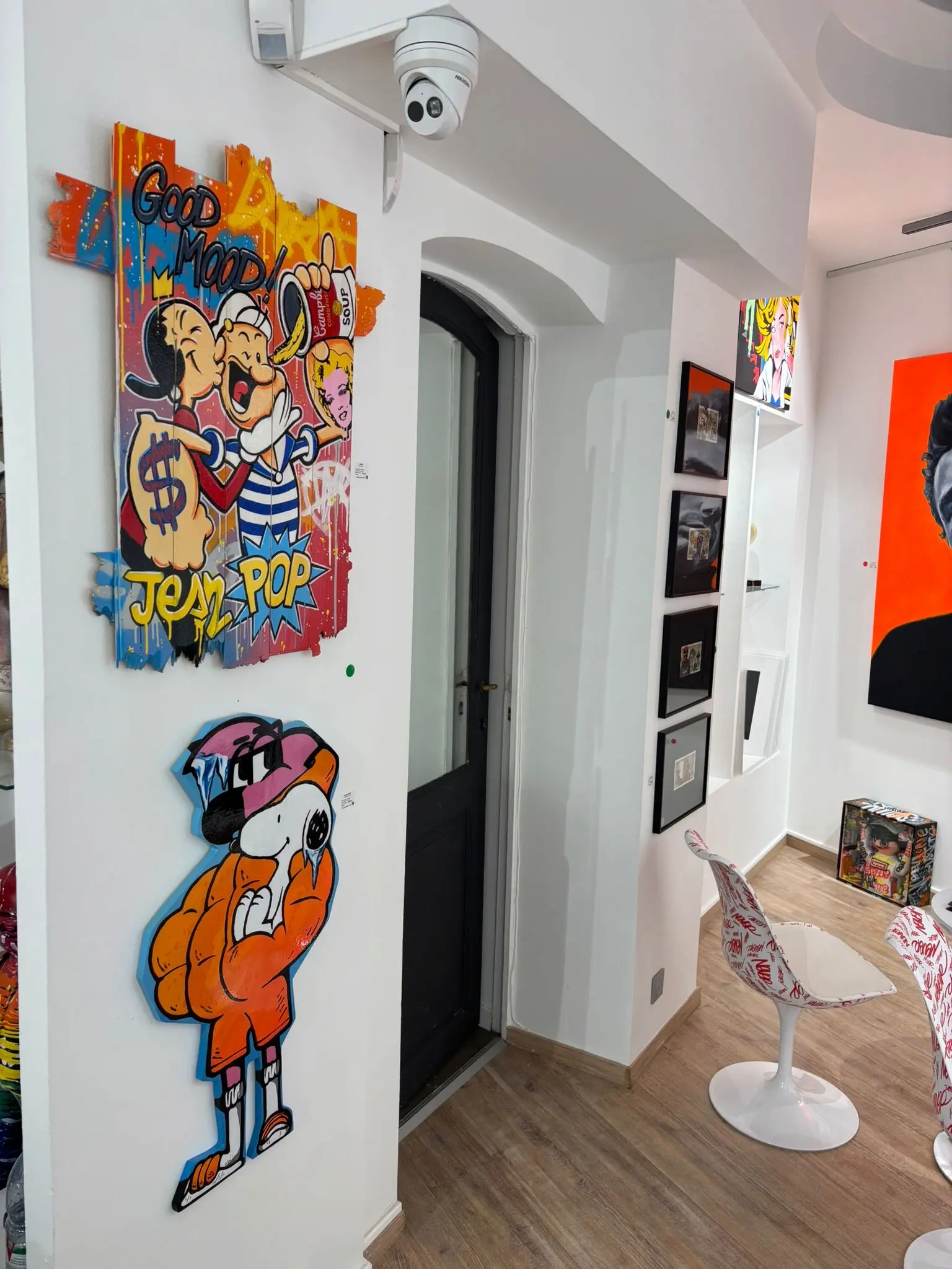 Découpe orange de Roger le Flamant Rose sous une toile pop art, à l'entrée de l'Absolute Gallery, Bruxelles