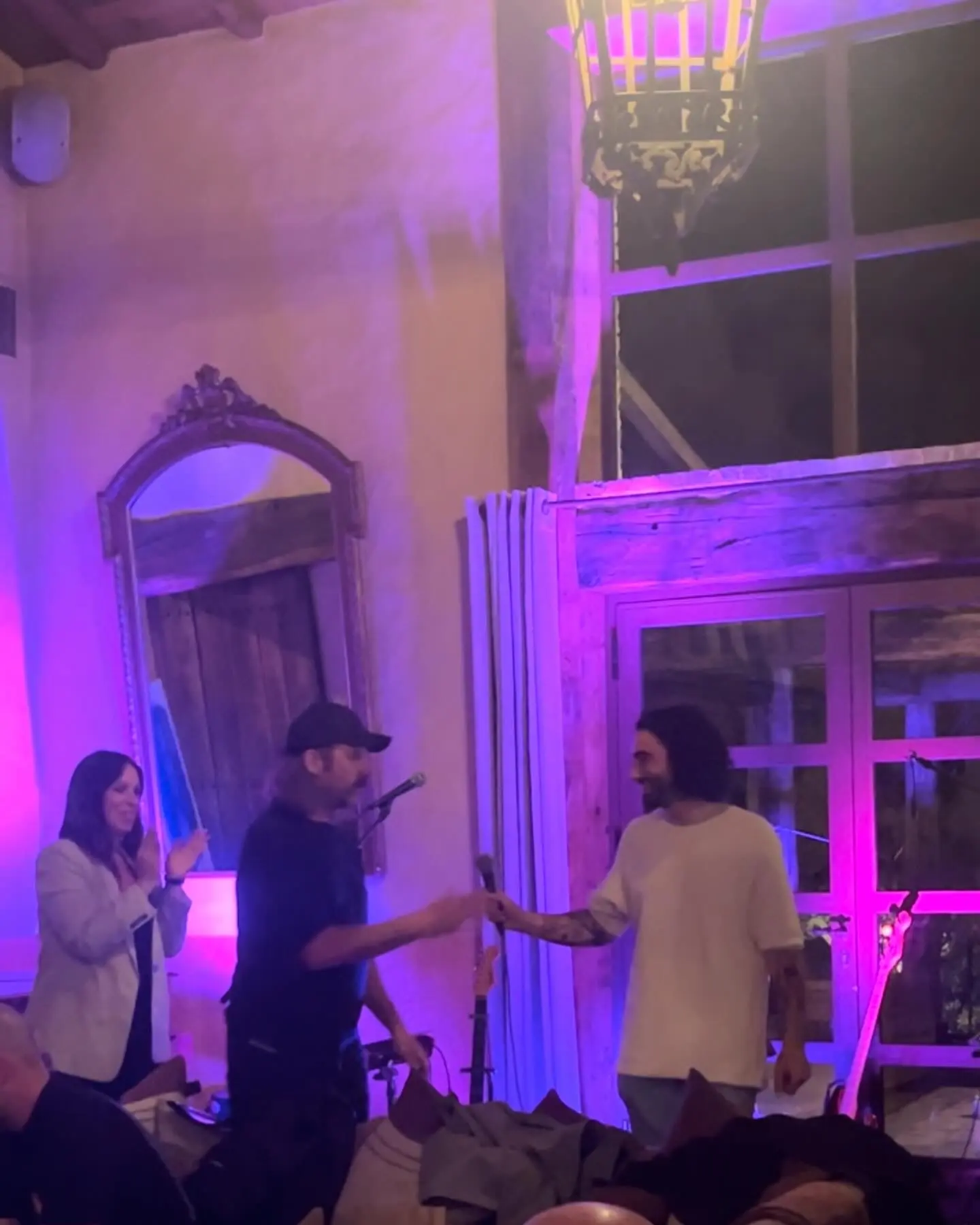 Poignée de main sur scène entre Fred Testot et Hugo W2CJ sous les applaudissements, soirée de vente caritative Inseme au Domaine de Murtoli