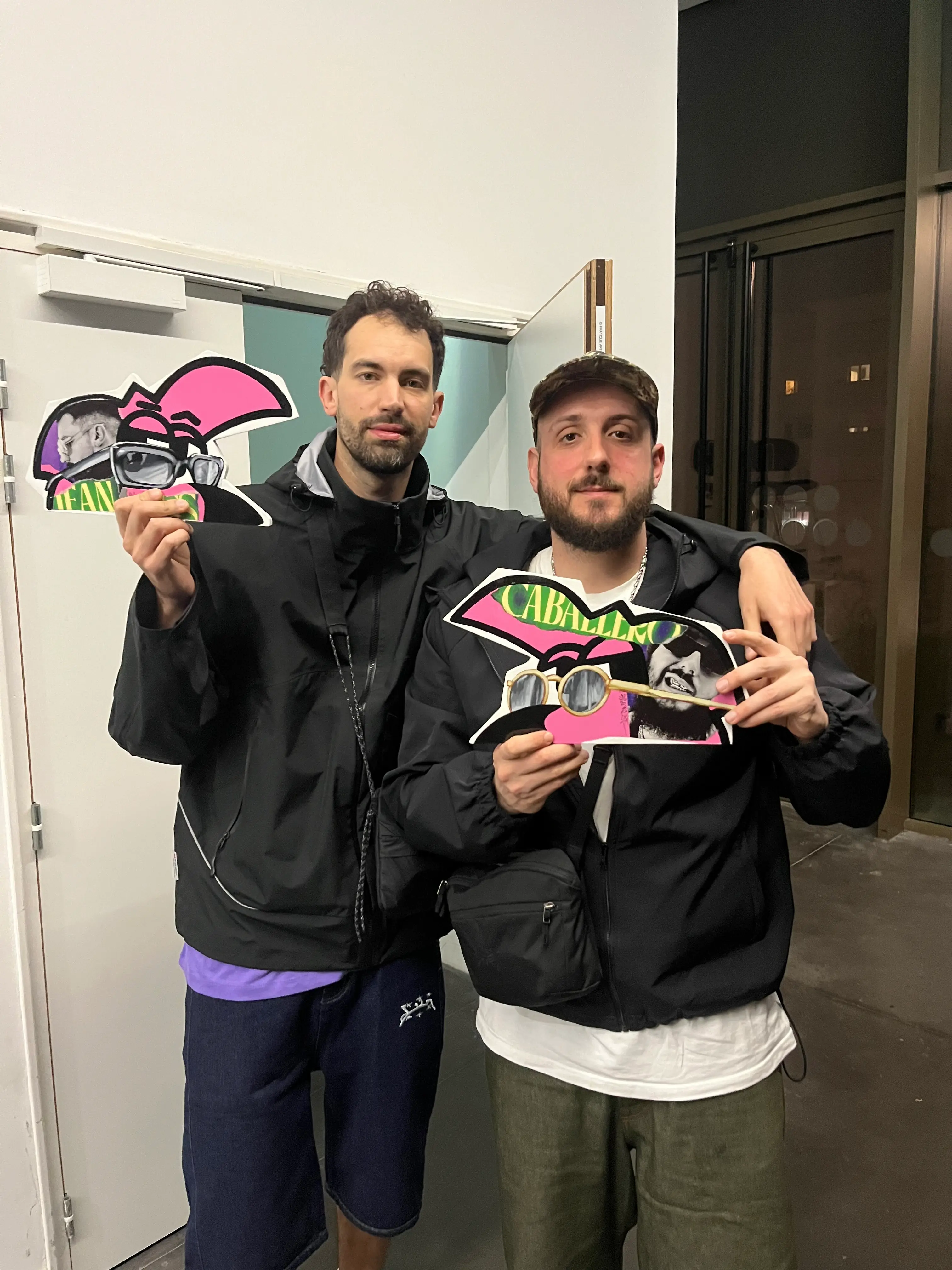 Caballero et JeanJass, artistes du festival East Side, posent avec leurs sculptures murales de Roger le Flamant Rose peintes par Hugo W2CJ, Alb'Oru, Bastia