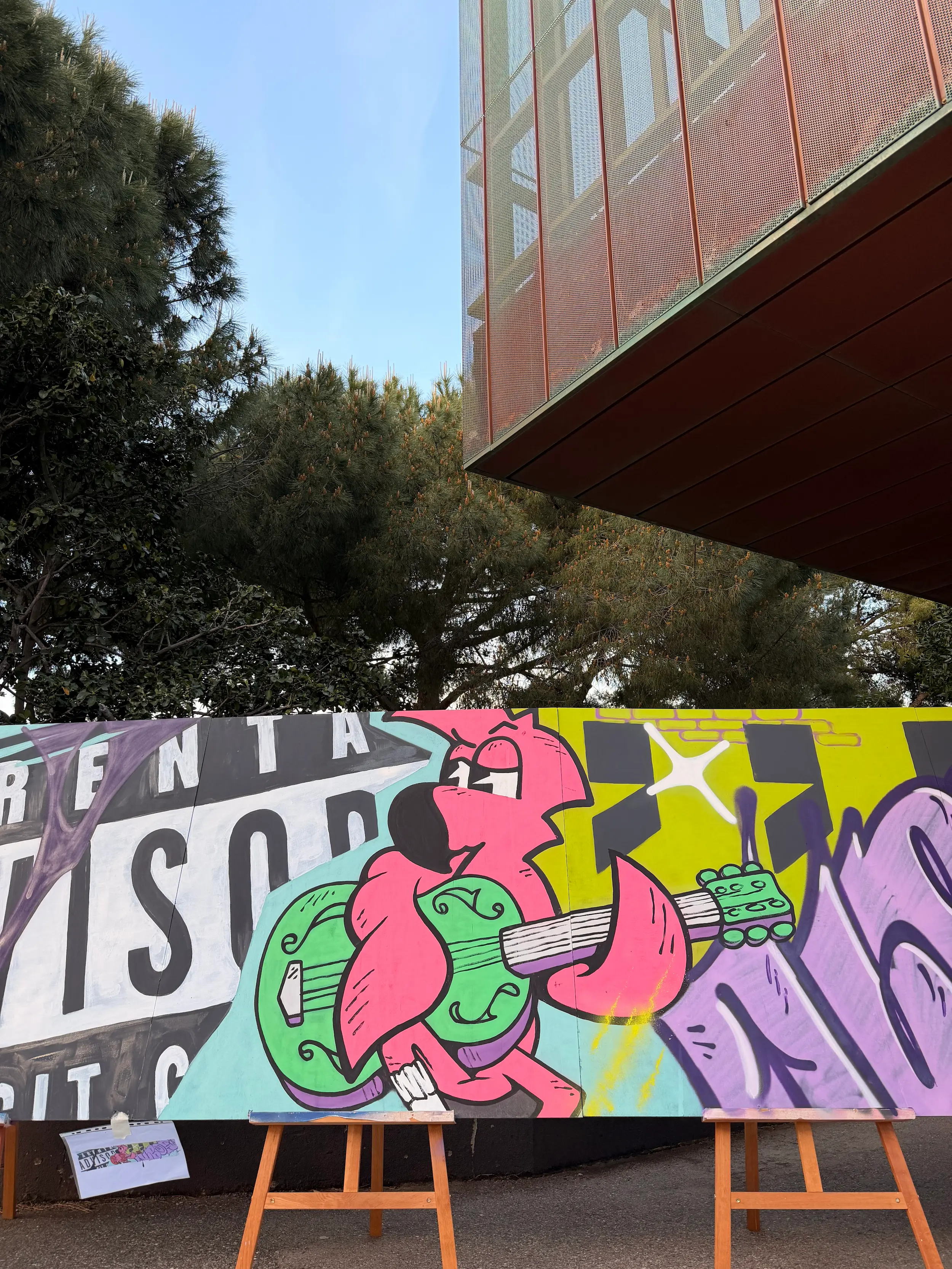 Détail de la fresque du festival East Side 2026 : Roger le Flamant Rose et sa guitare verte, Alb'Oru, Bastia