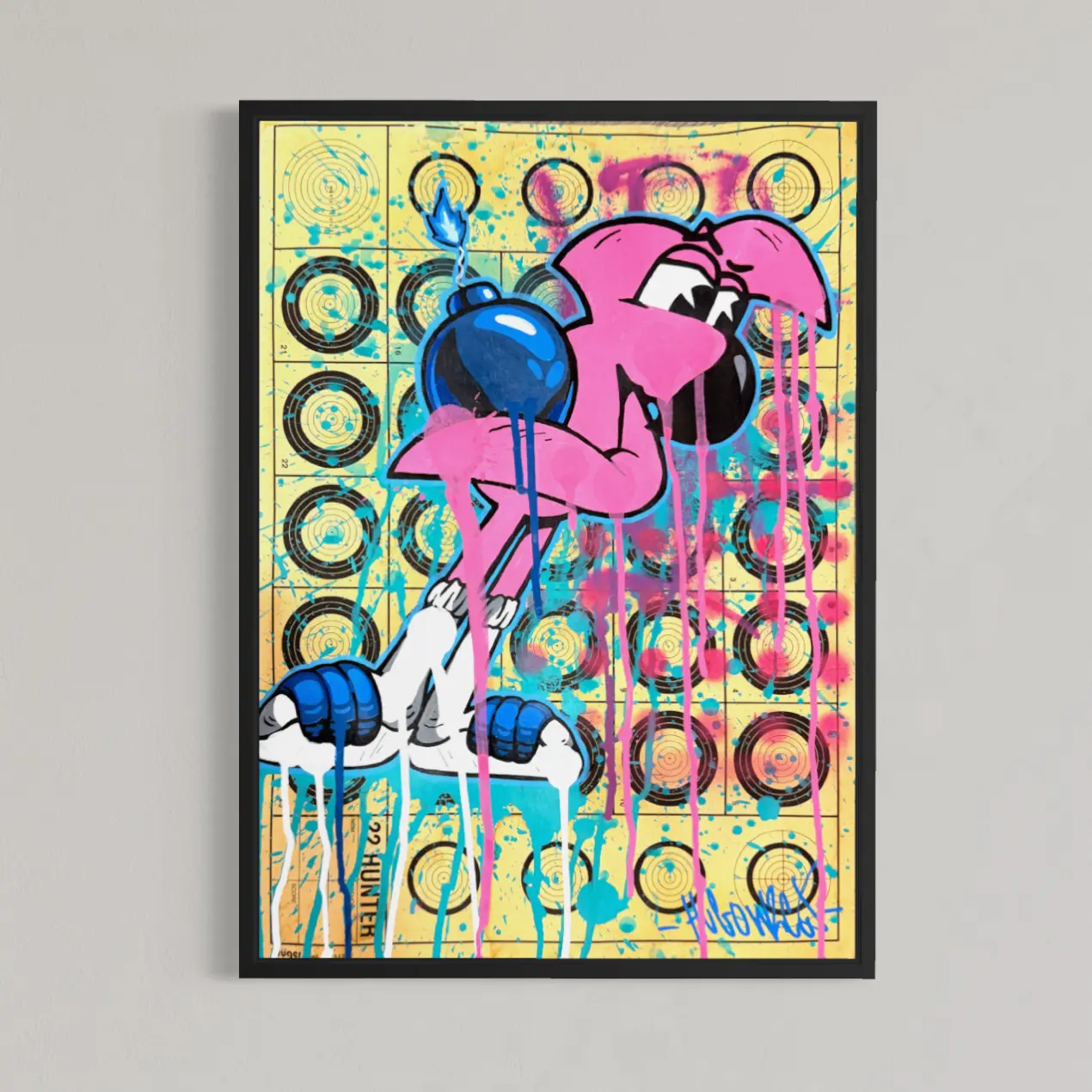 Série « Target » n°15 de Hugo W2CJ : Roger le Flamant Rose tenant une bombe bleue à la mèche allumée, peint sur une cible de tir jaune, coulures roses et turquoise